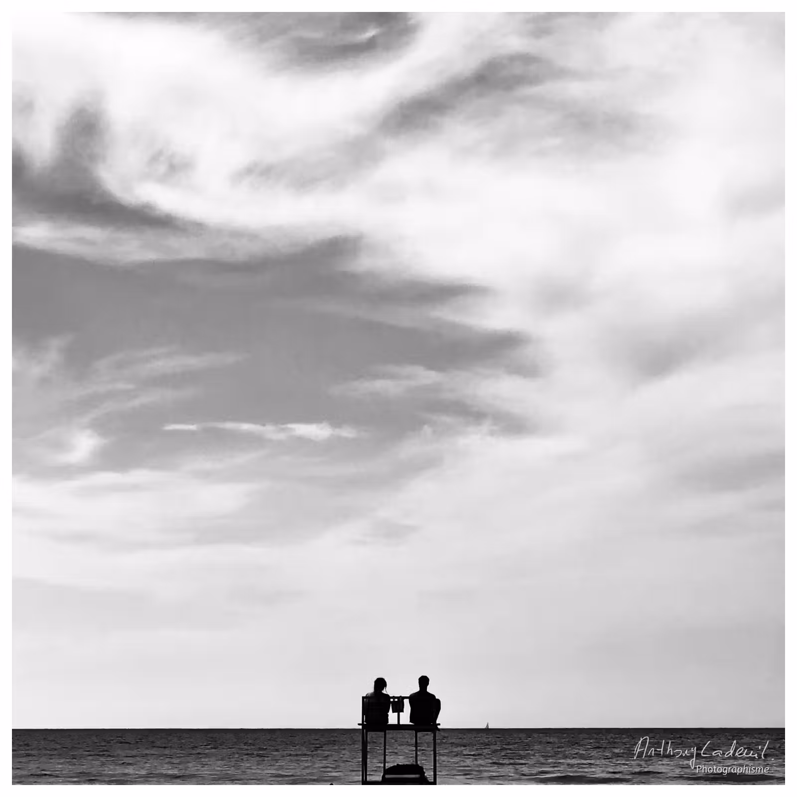 photo noir et blanc de deux surveillants de plage
