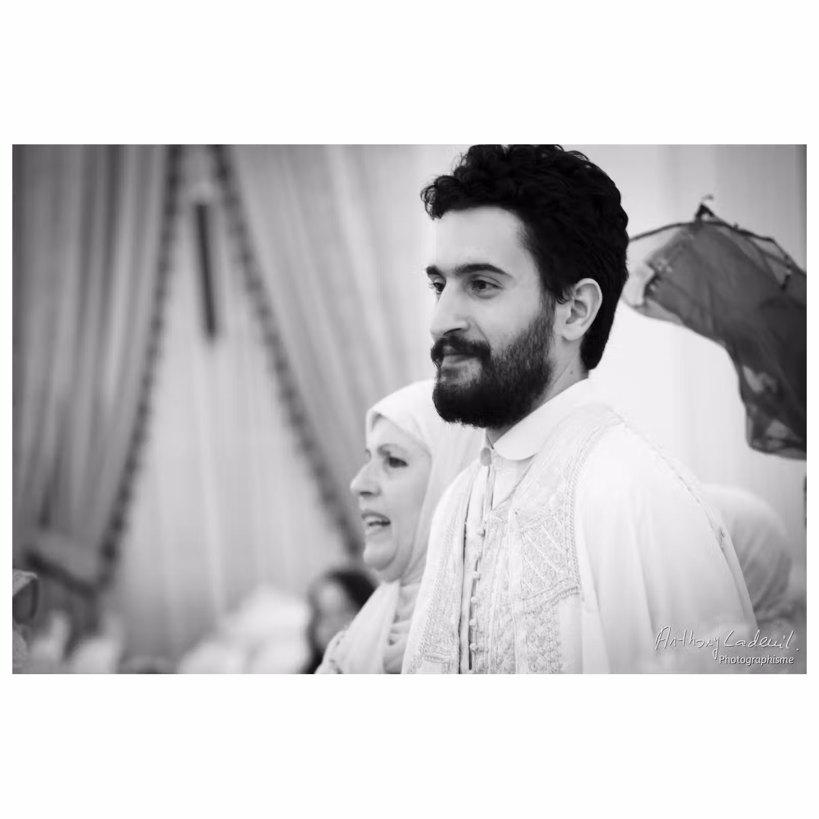 Photographie noir et blanc du marié lors d'une cérémonie traditionnelle