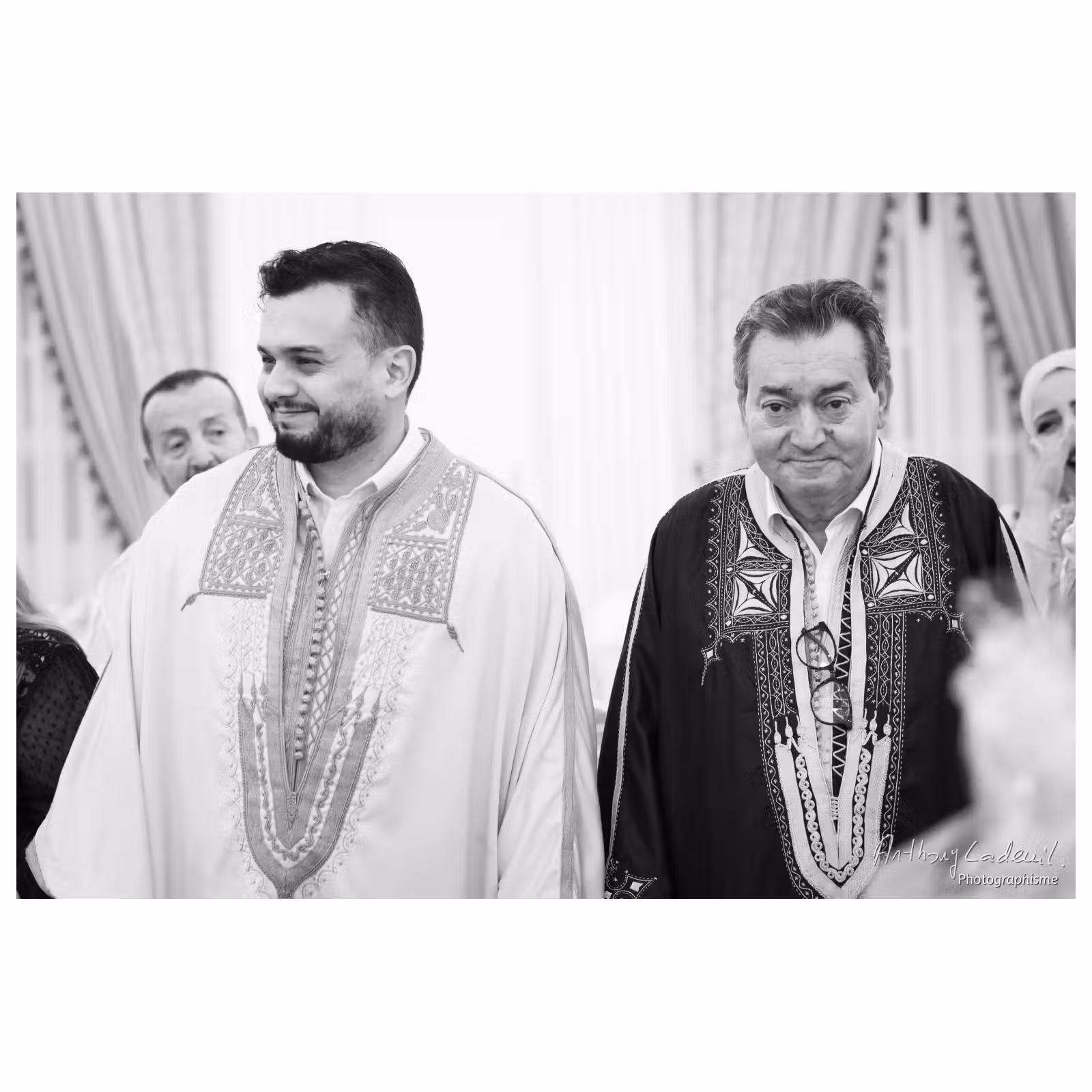 Photographie noir et blanc de deux hommes lors d'un mariage tunisien
