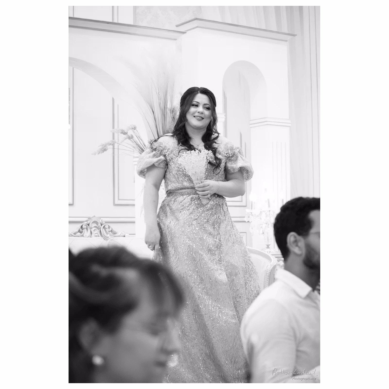 Photographie noir et blanc de la mariée lors d'un mariage tunisien