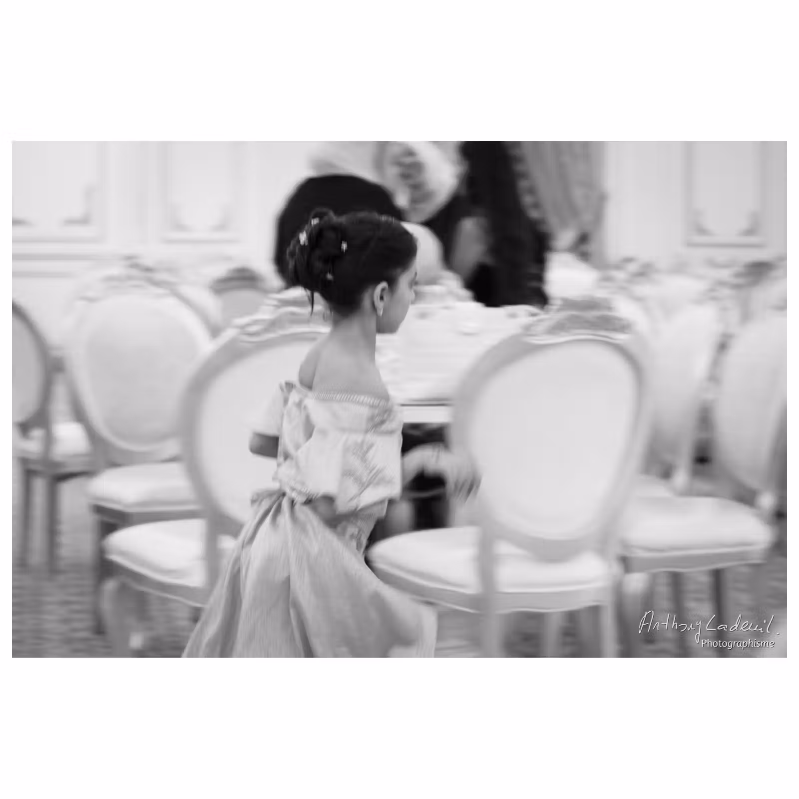Photographie noir et blanc d'une enfant qui court