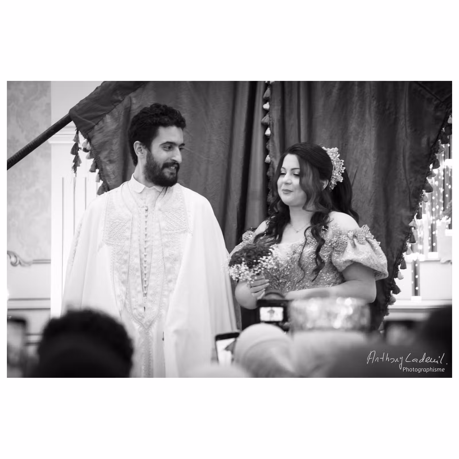 Photographie noir et blanc de mariés lors d'un mariage tunisien traditionnel