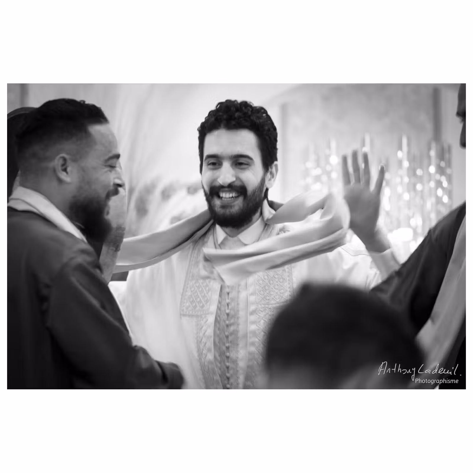 Photographie noir et blanc du marié lors d'un mariage tunisien