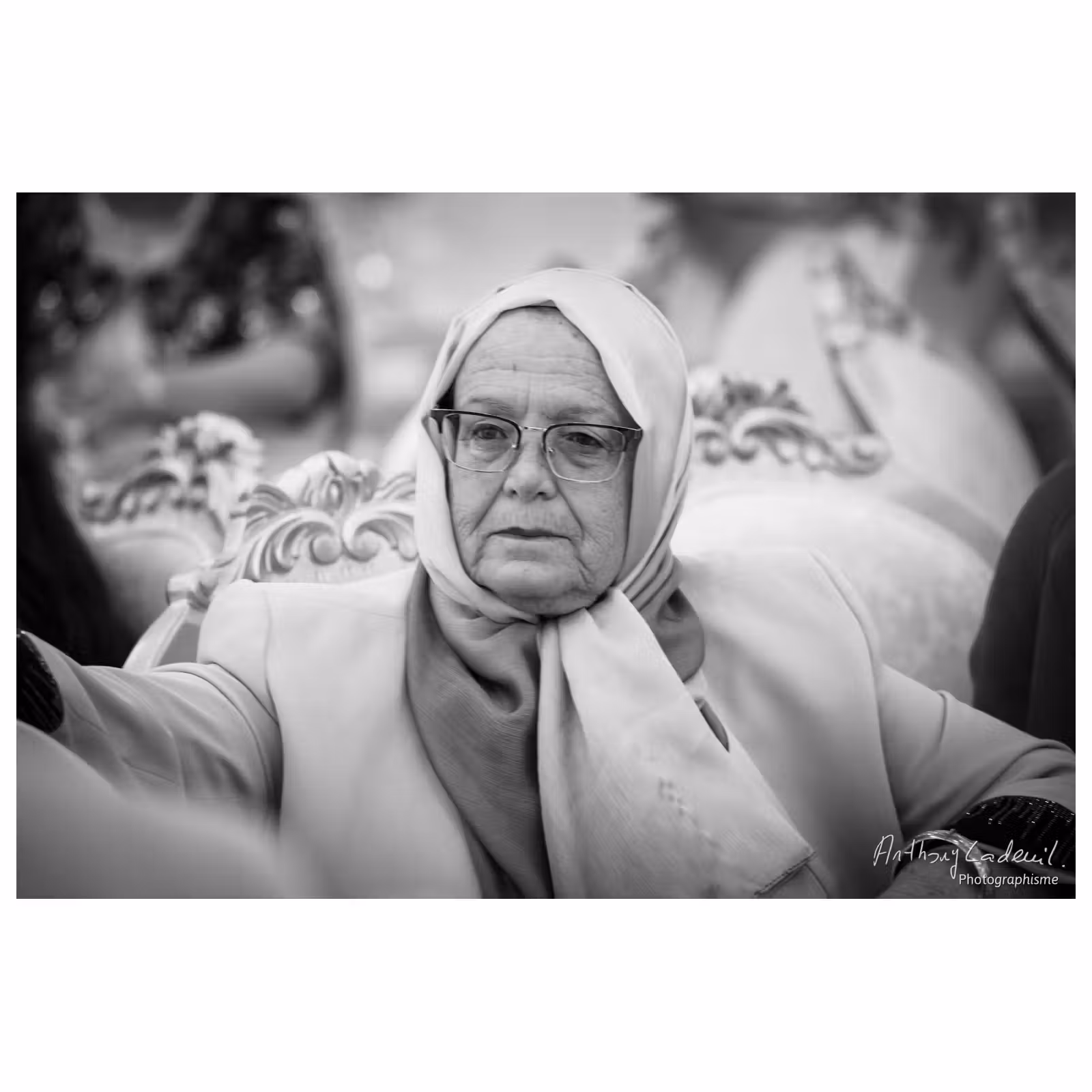 Portrait noir et blanc d'une femme lors d'un mariage tunisien traditionnel