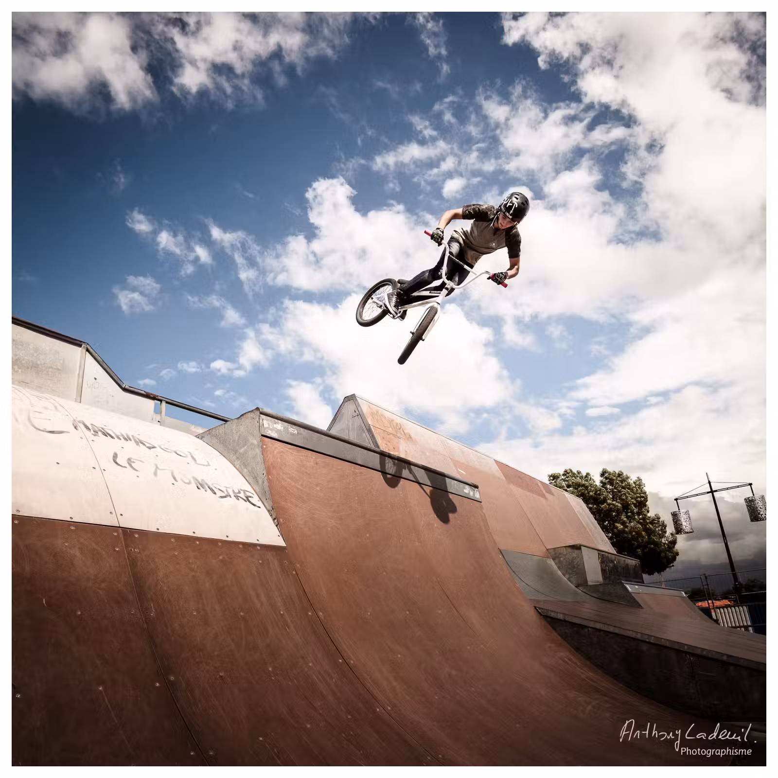 adolescent effectuant un saut à vélo BMX sur un tremplin de skatepark