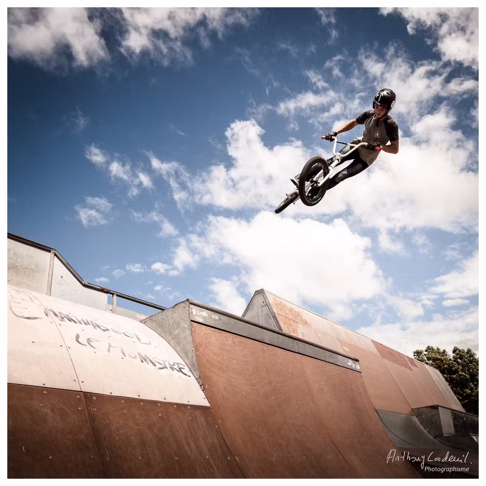 adolescent effectuant un saut à vélo BMX sur un tremplin de skatepark