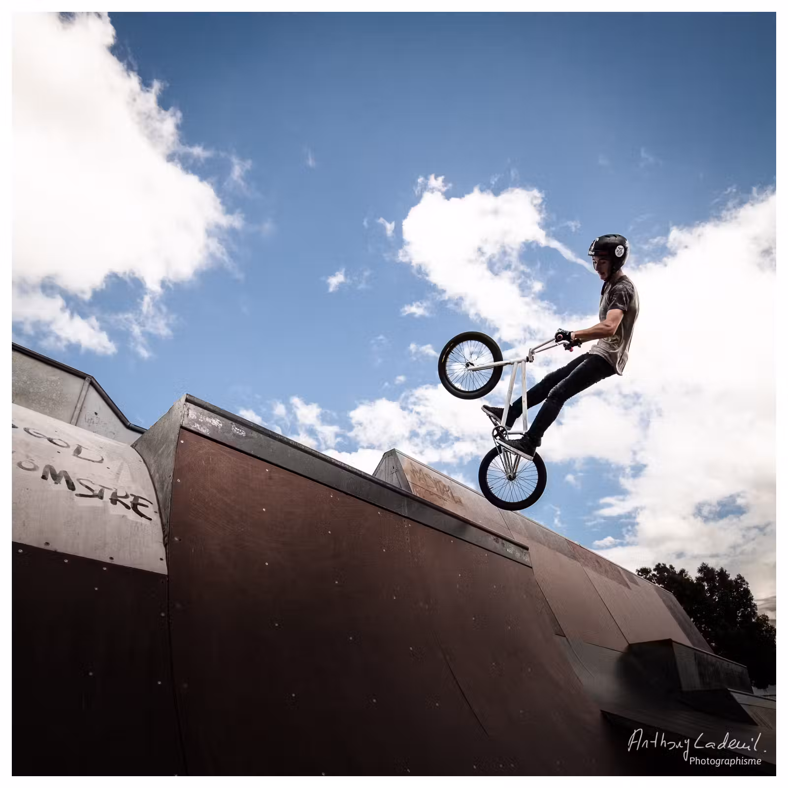 adolescent effectuant un saut à vélo BMX sur un tremplin de skatepark