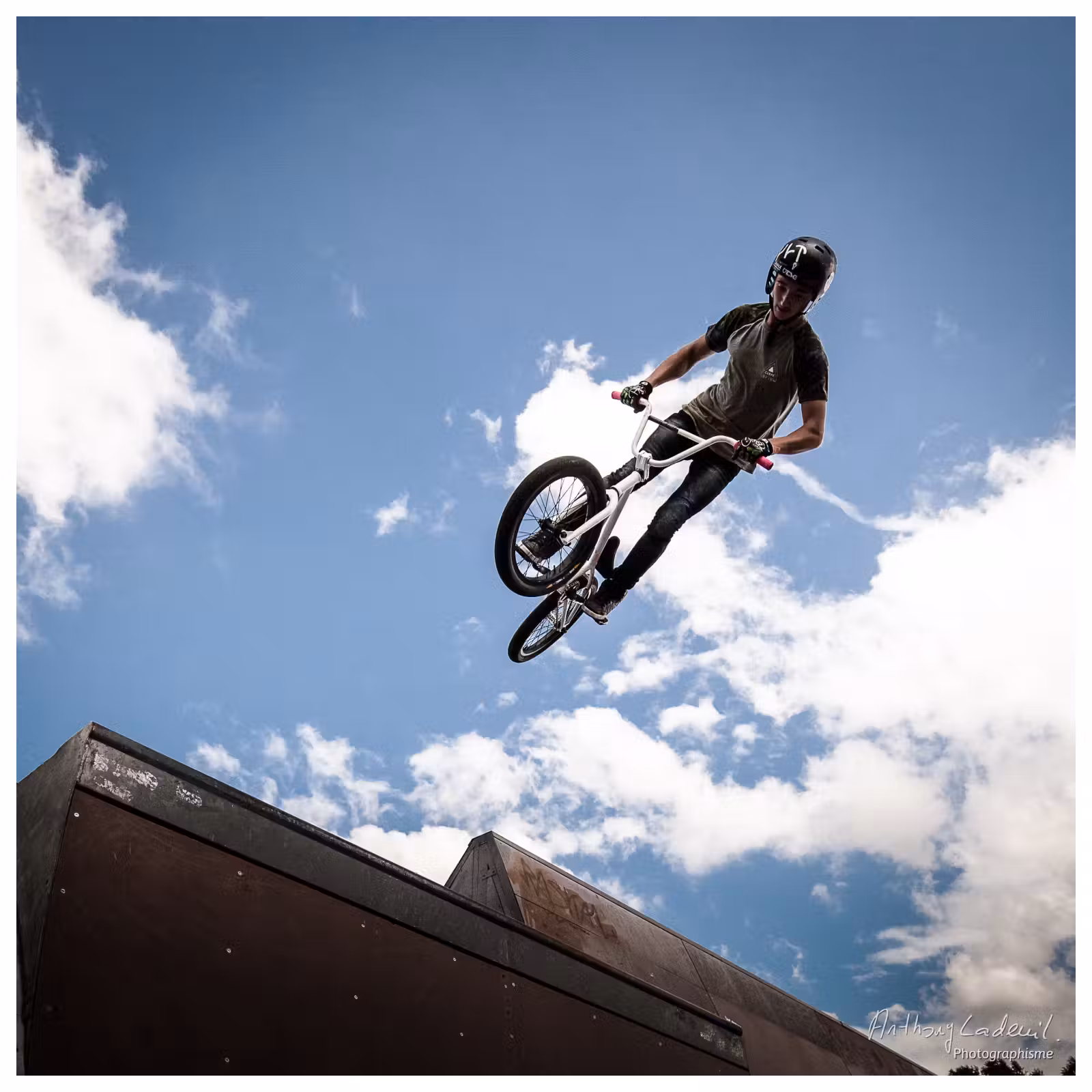adolescent effectuant un saut à vélo BMX sur un tremplin de skatepark