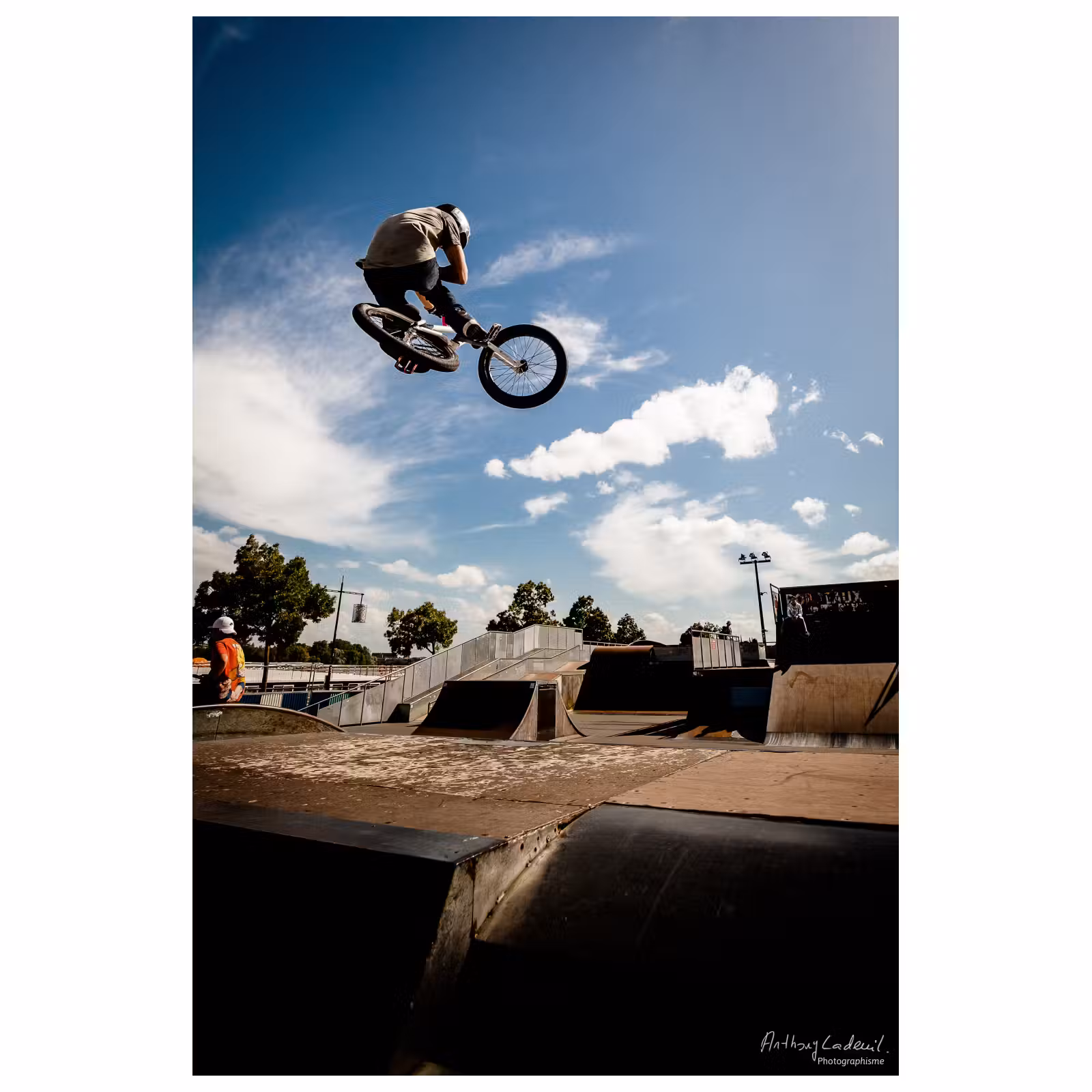 adolescent effectuant un saut à vélo BMX sur un tremplin de skatepark