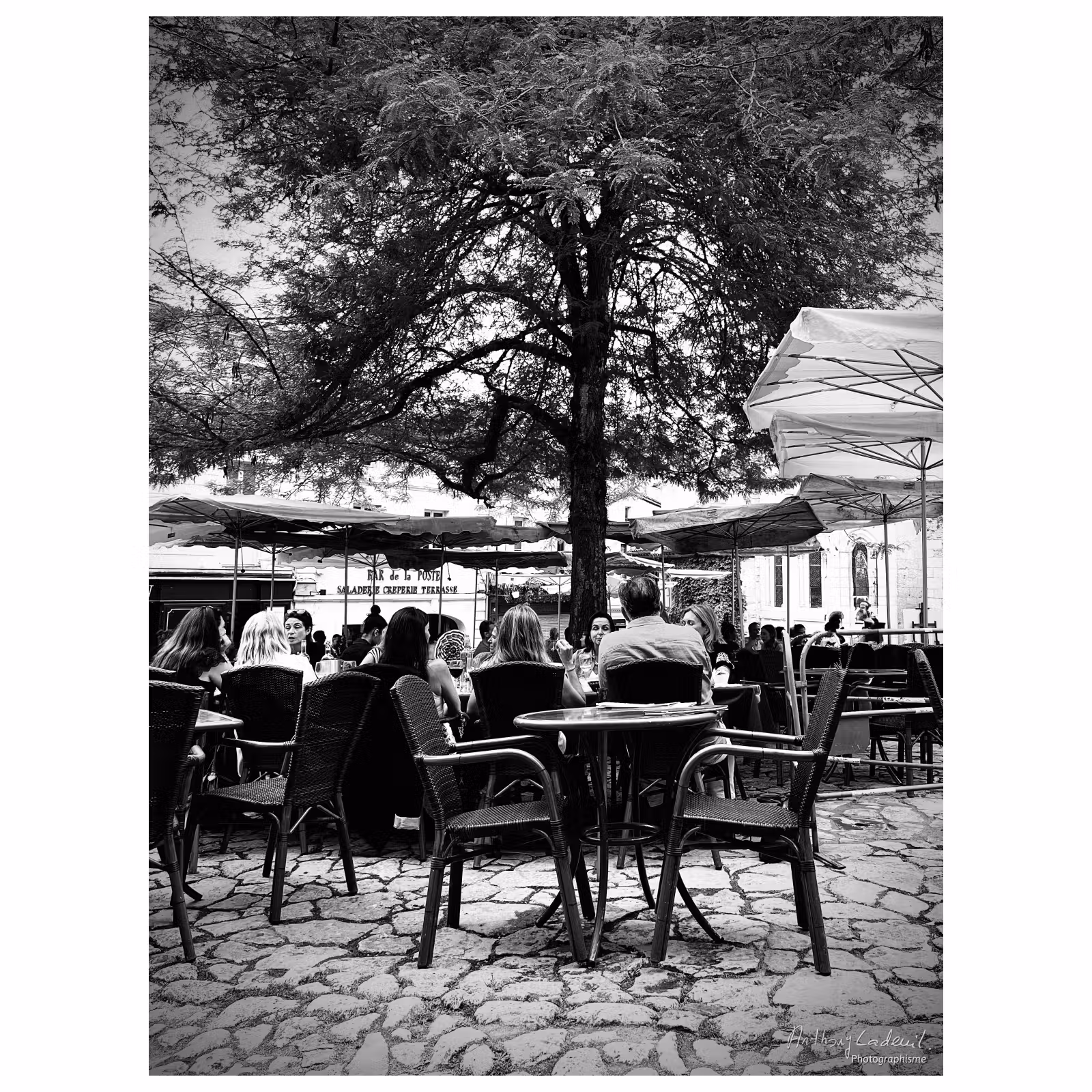 une terrasse de café à Saint-Émilion en noir et blanc