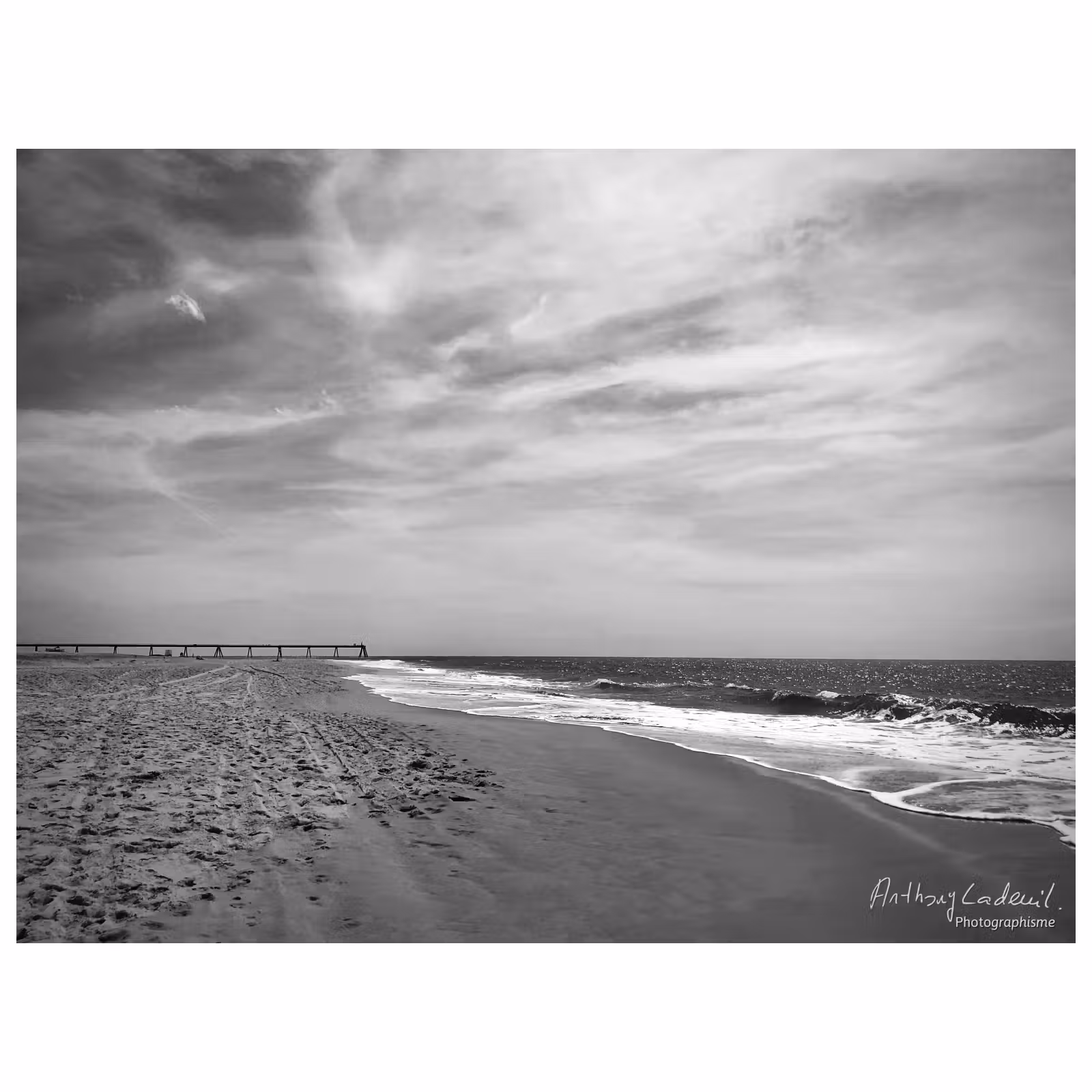 plage et océan en noir et blanc