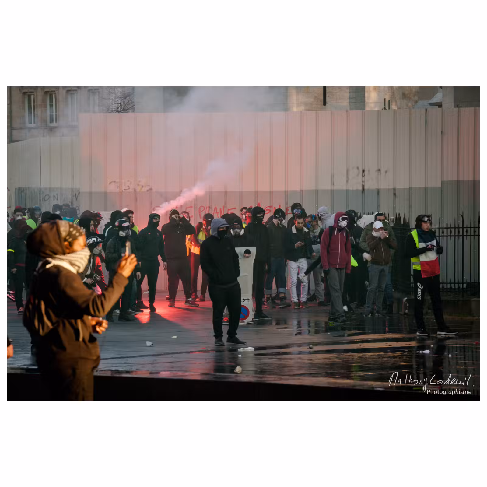 groupe de jeunes masqués dans une manifestation de rue