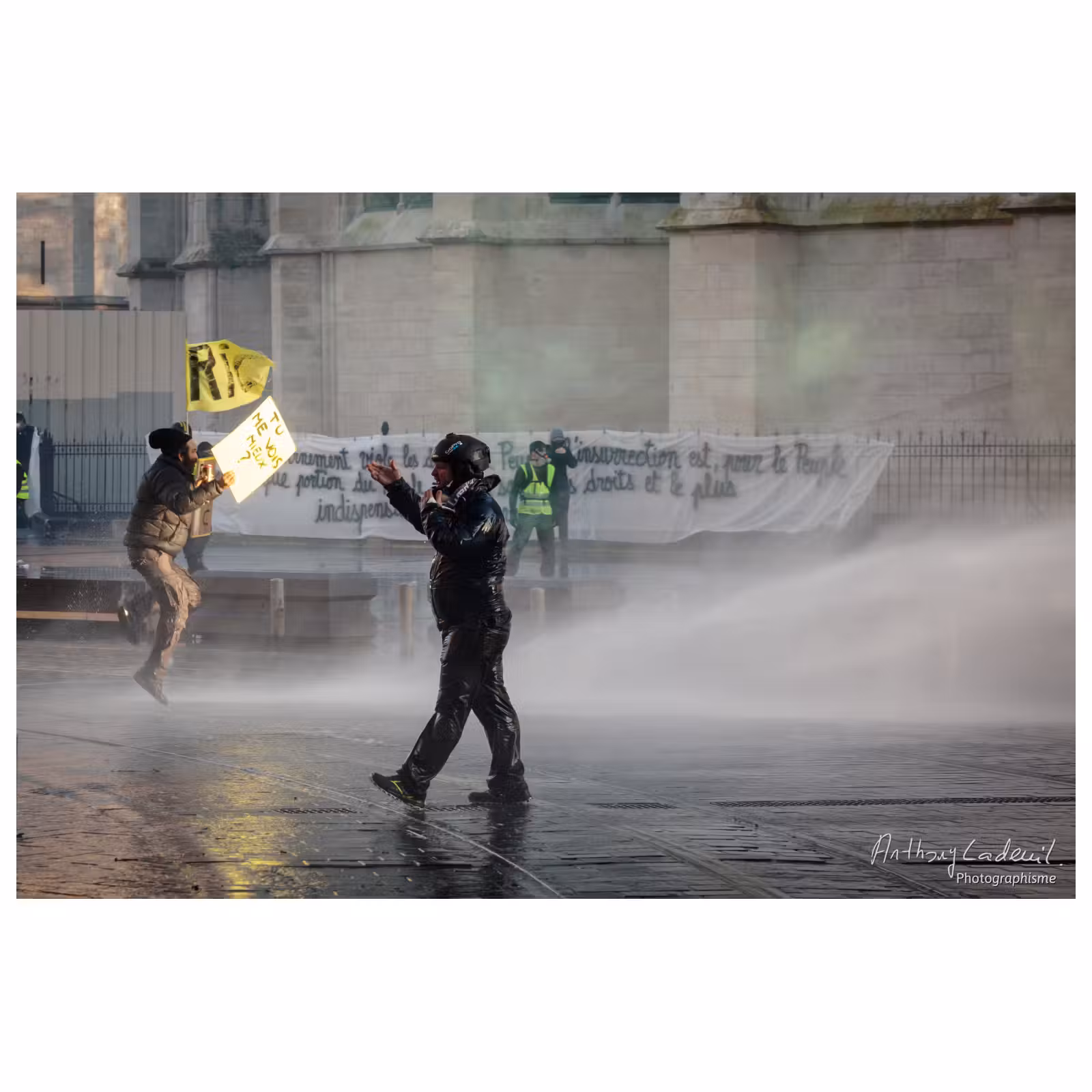 homme arrosé par les forces de l'ordre dans une manifestation