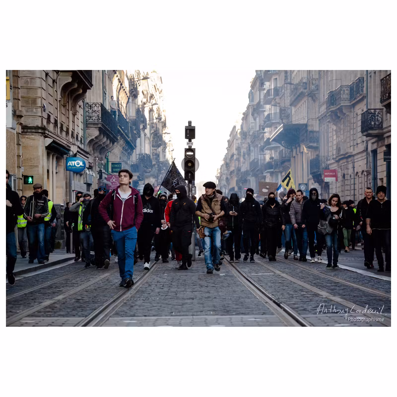 groupe massif de personnes défilant dans la rue lors d'une manifestation