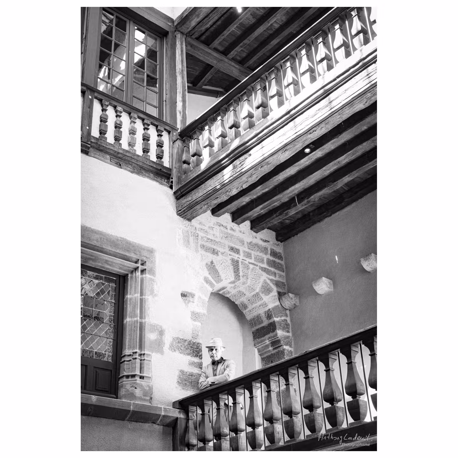 Cour intérieure du musée Fenaille de Rodez, en noir et blanc