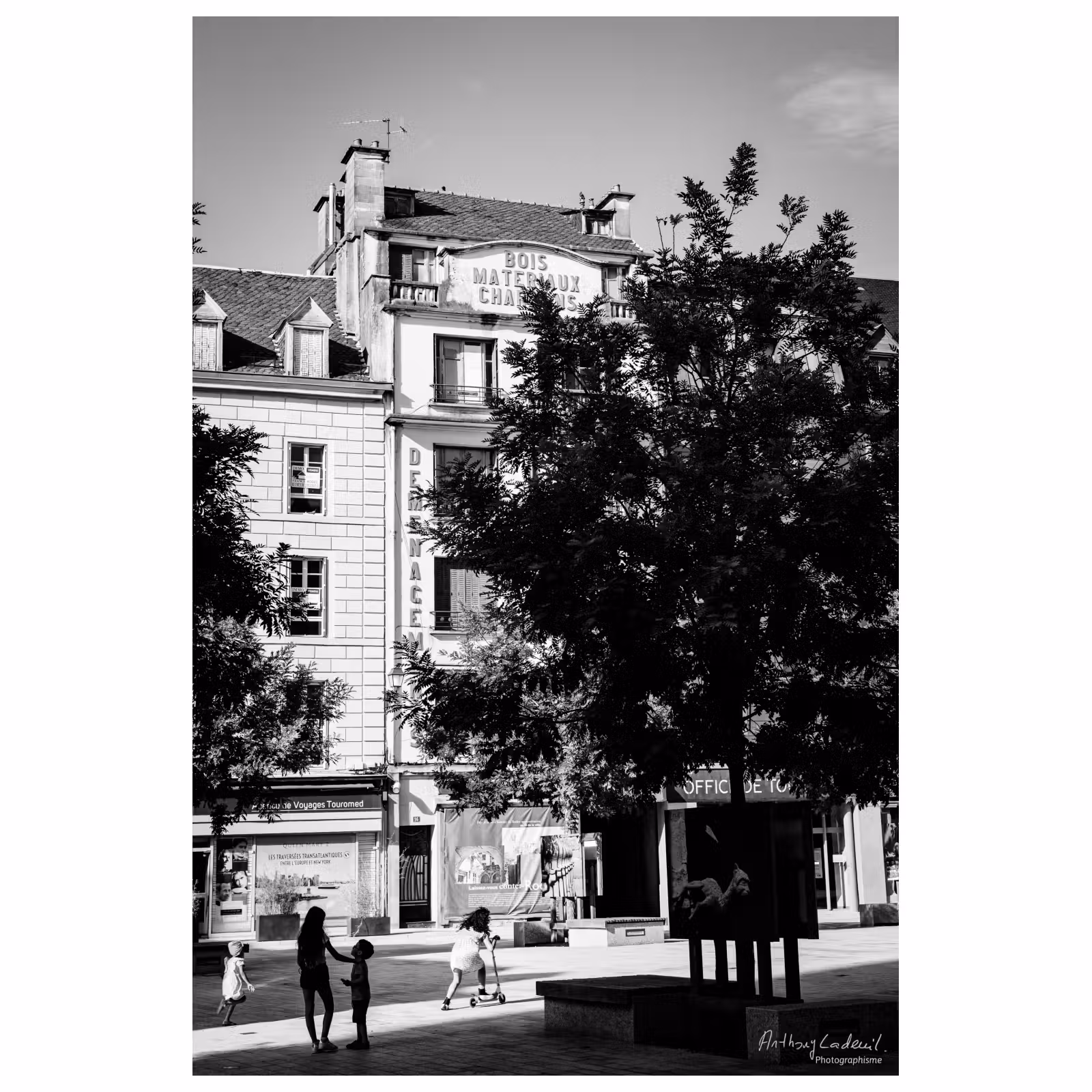 Photographie d'ambiance en noir et blanc, place de la Cité à Rodez, Aveyron