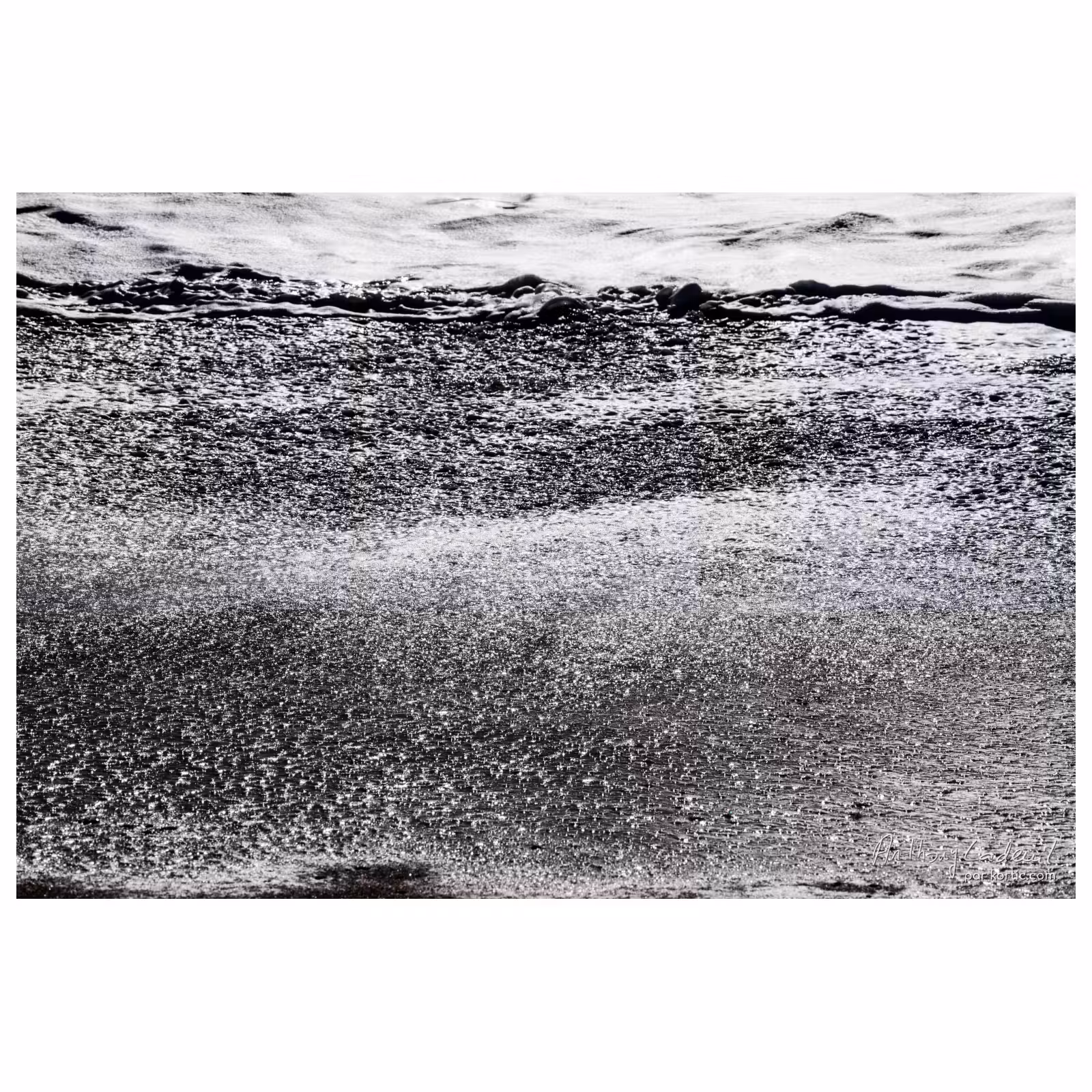 photographie de vagues échouant sur le sable