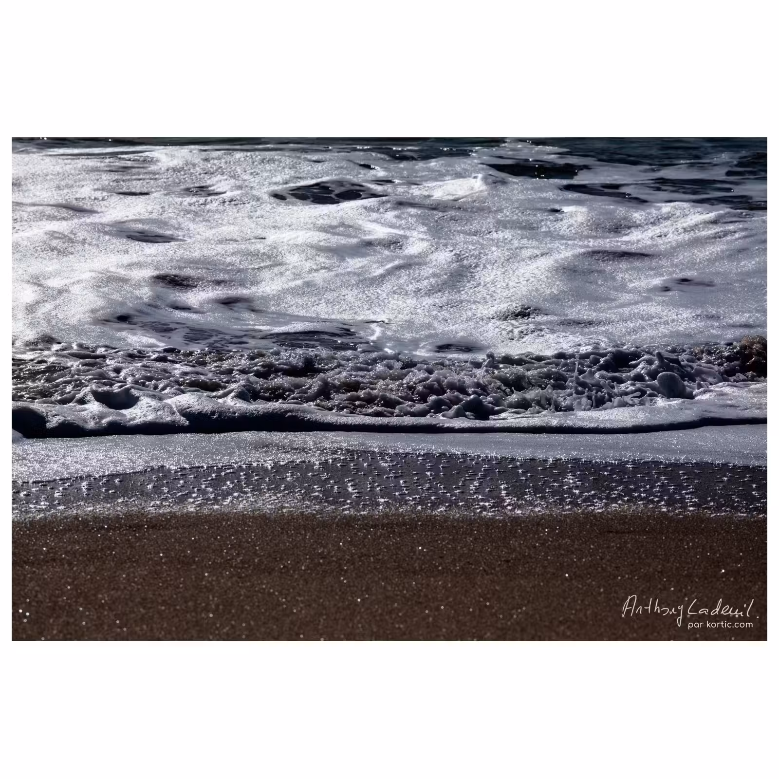 photographie de vagues échouant sur le sable