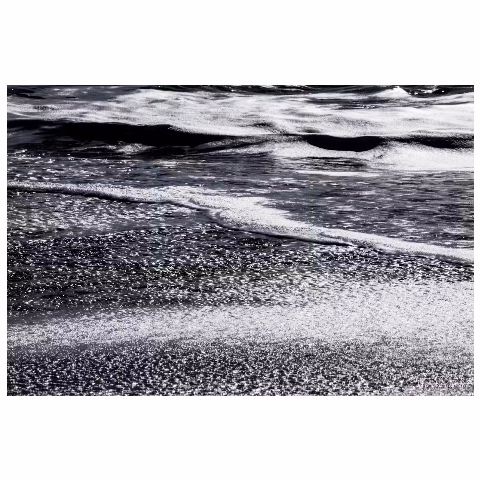 photographie de vagues échouant sur le sable