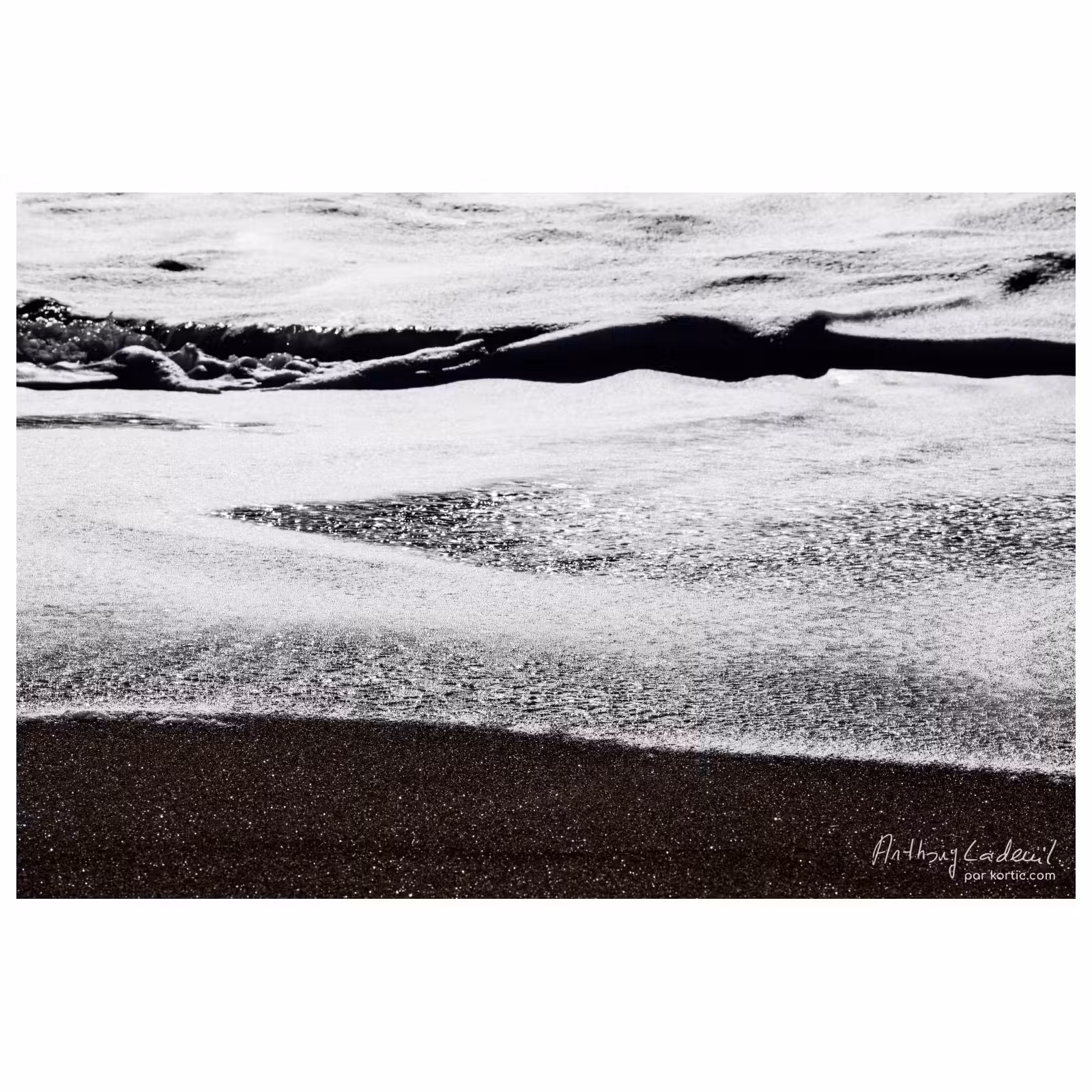 photographie de vagues échouant sur le sable