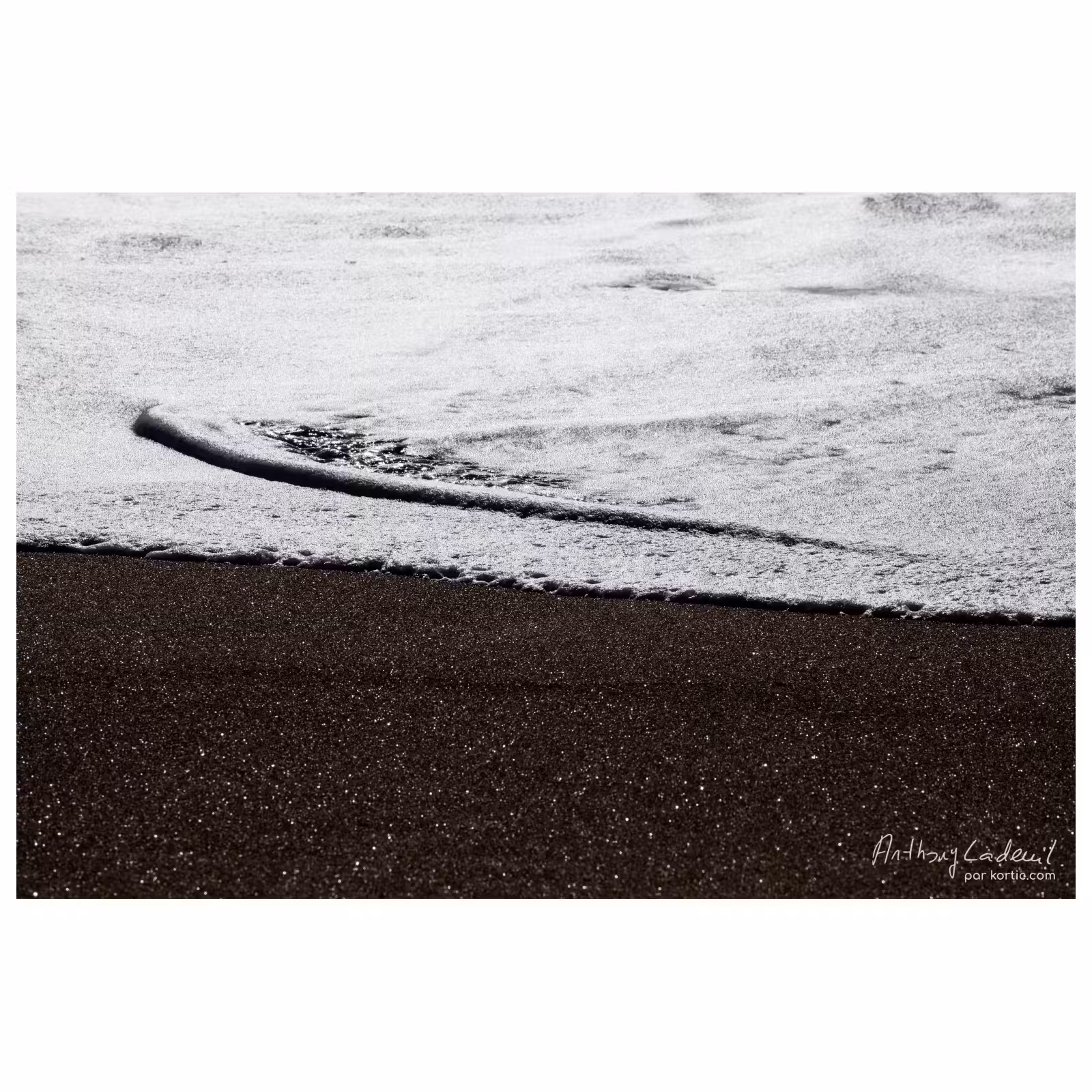 photographie de vagues échouant sur le sable