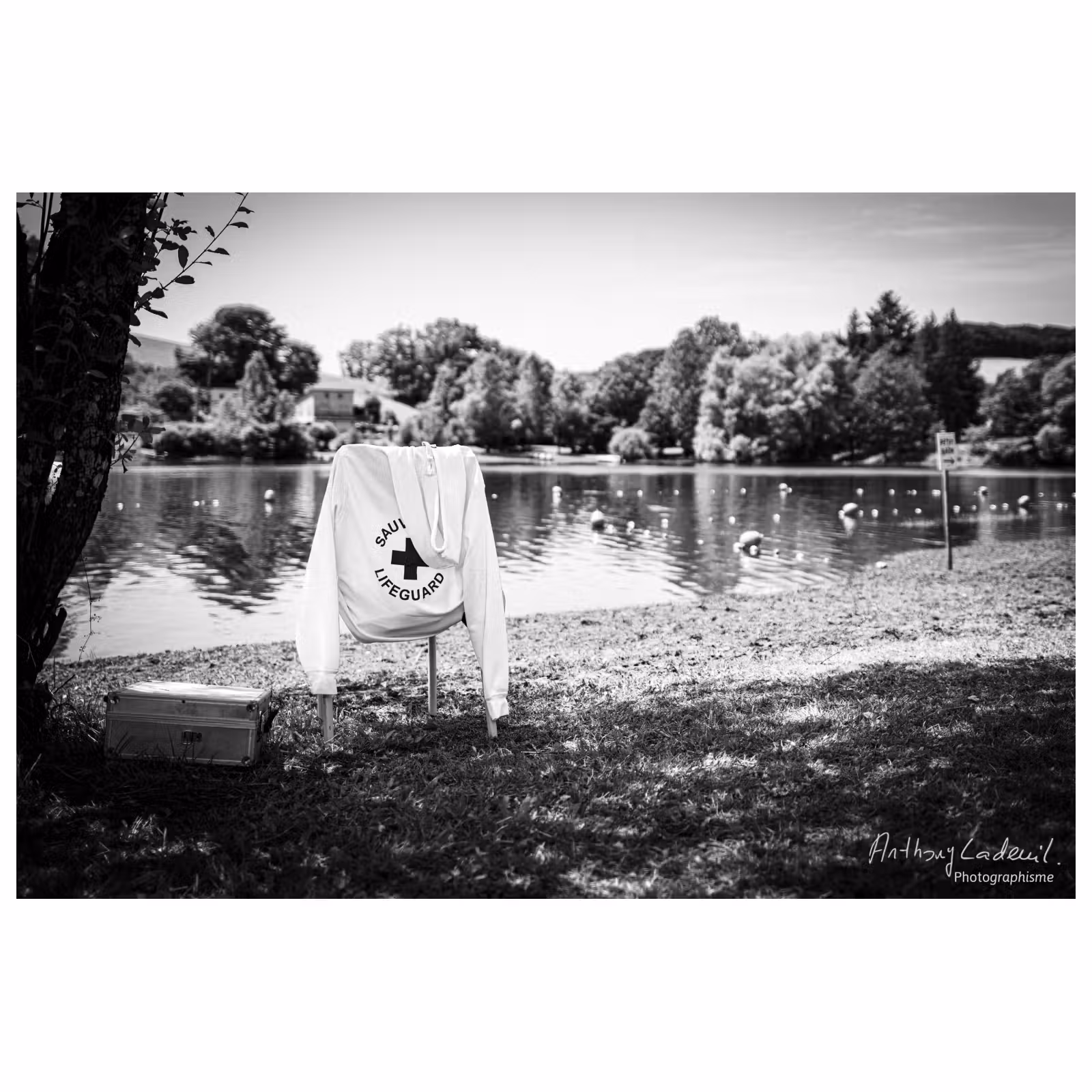 chaise de surveillance au bord d'un lac en Aveyron