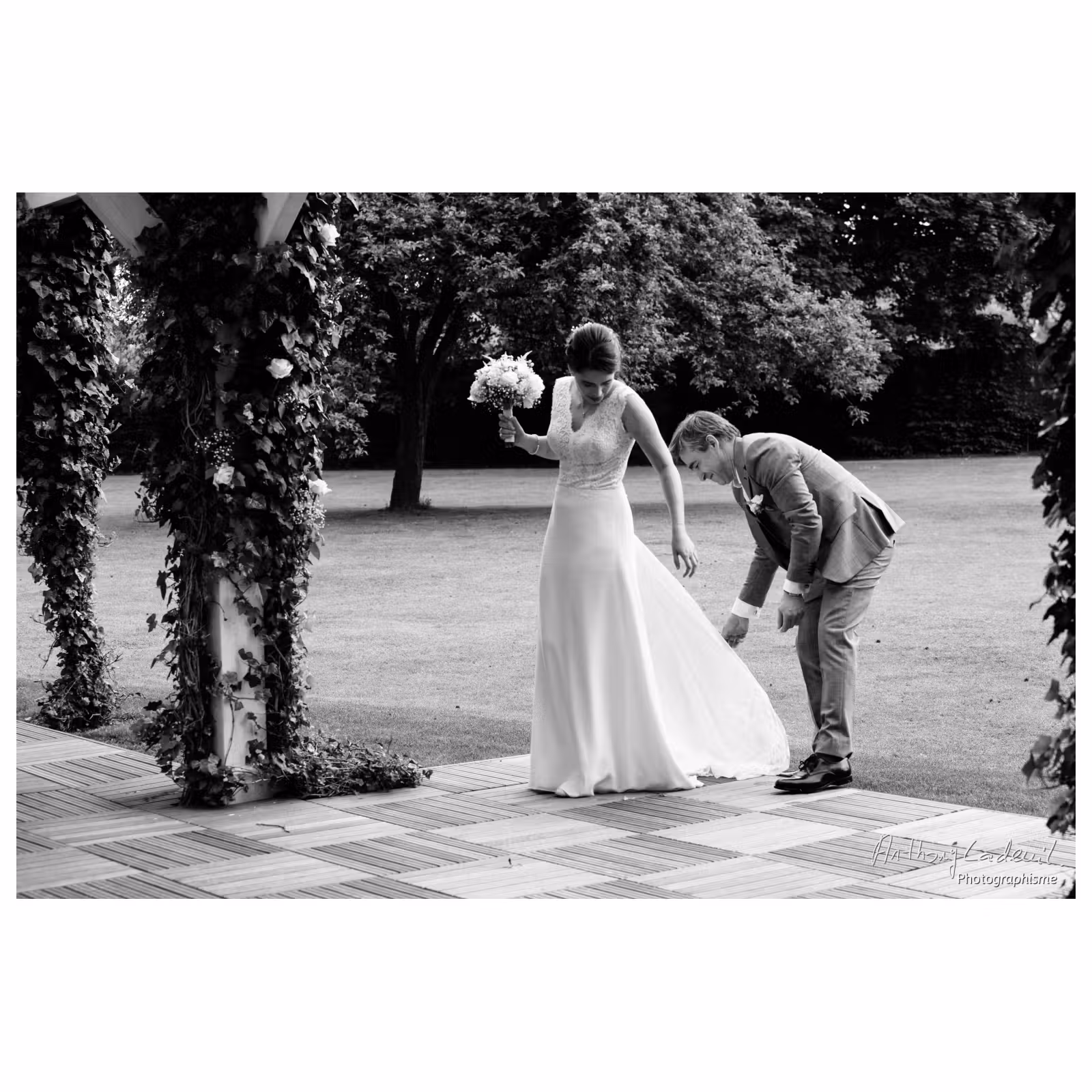 le père d'une mariée ajuste la robe de sa fille