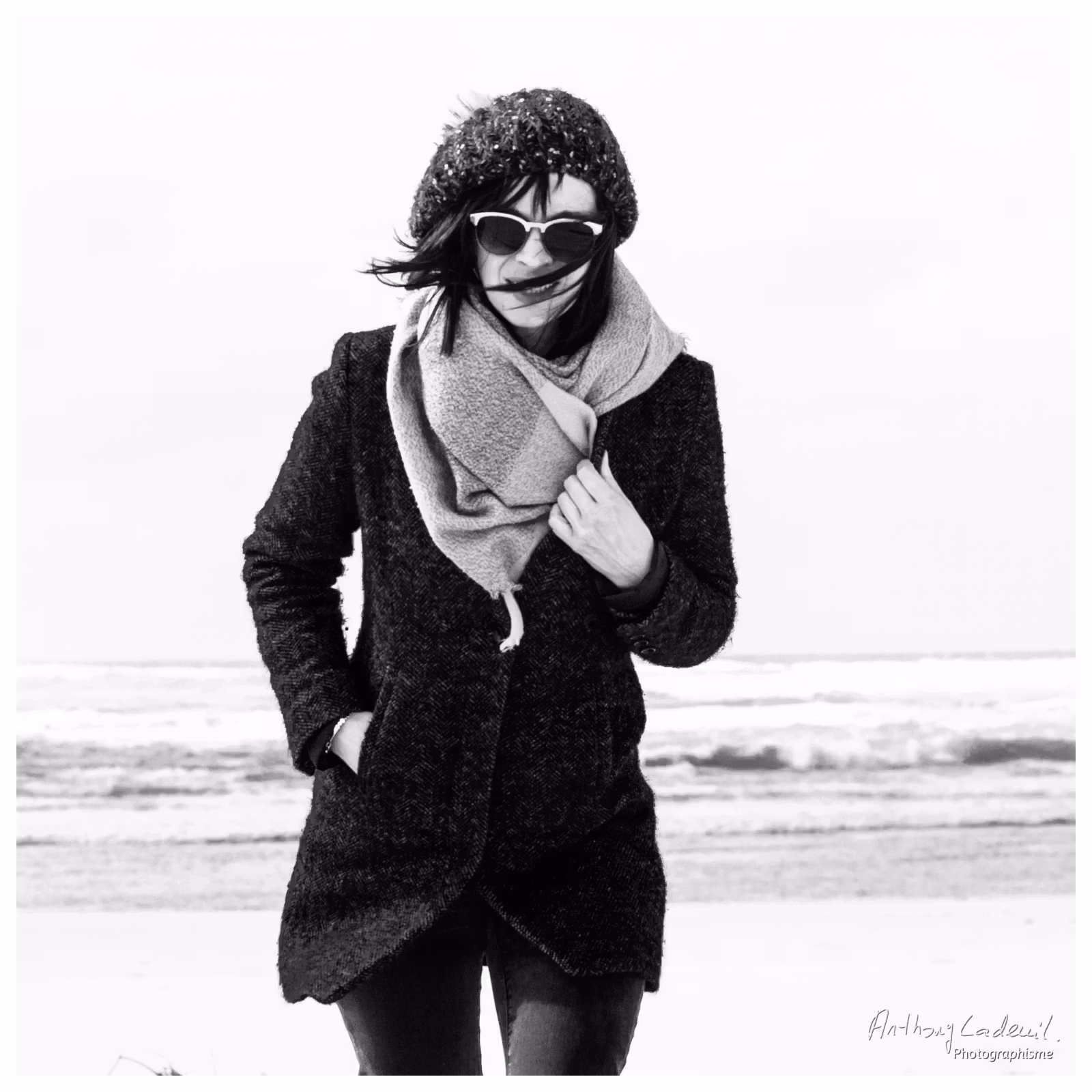 Portrait extérieur en noir et blanc d'une femme en bord de mer #1