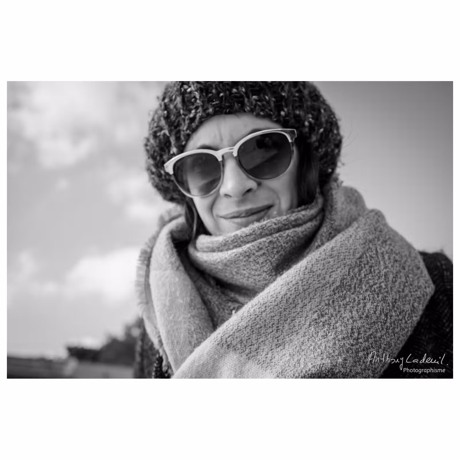 Portrait extérieur en noir et blanc d'une femme en bord de mer #3