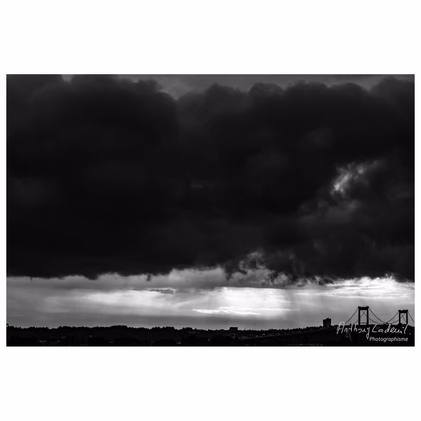 vue du pont d'Aquitaine sous un orage à Bordeaux
