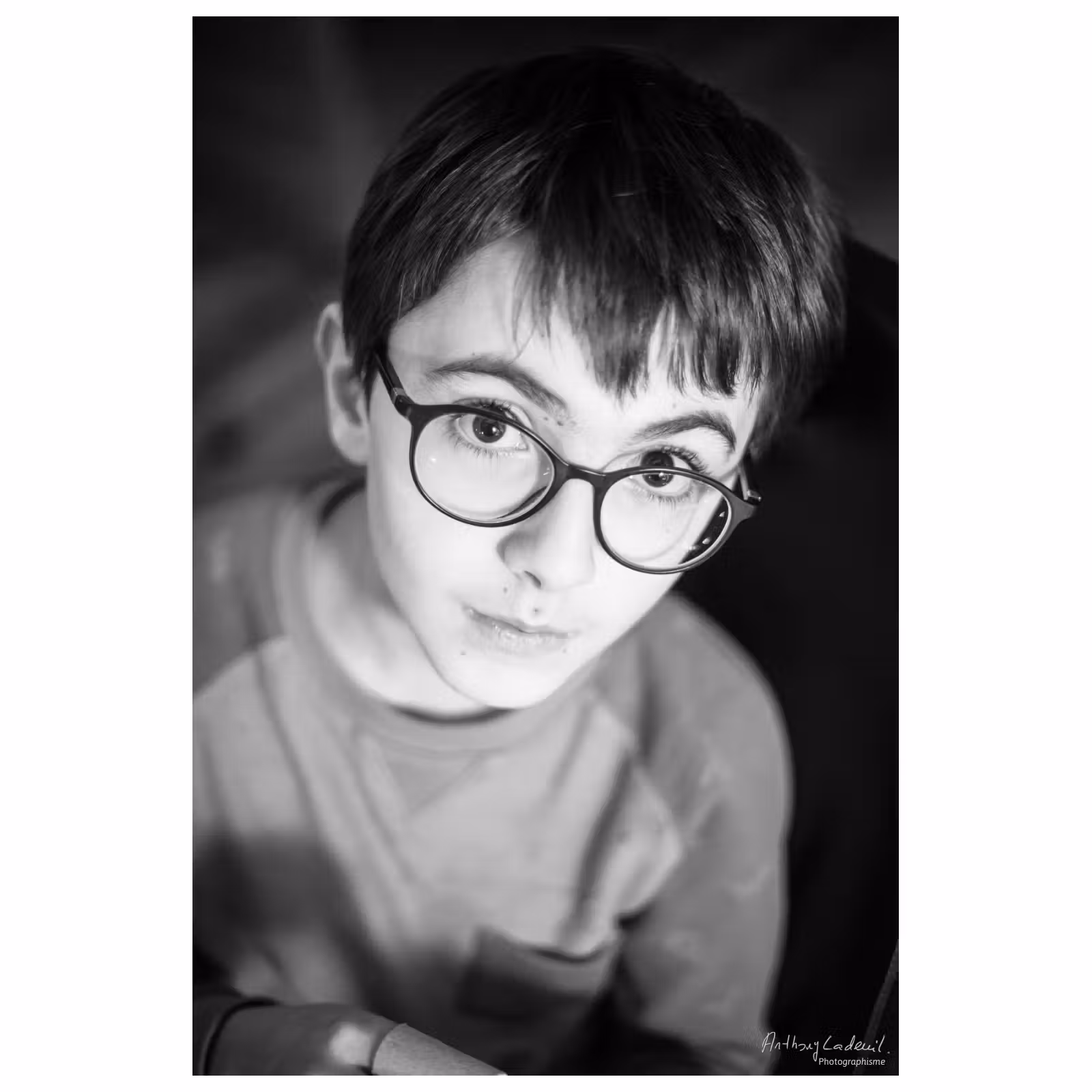 portrait en plongée d'un jeune garçon portant des lunettes