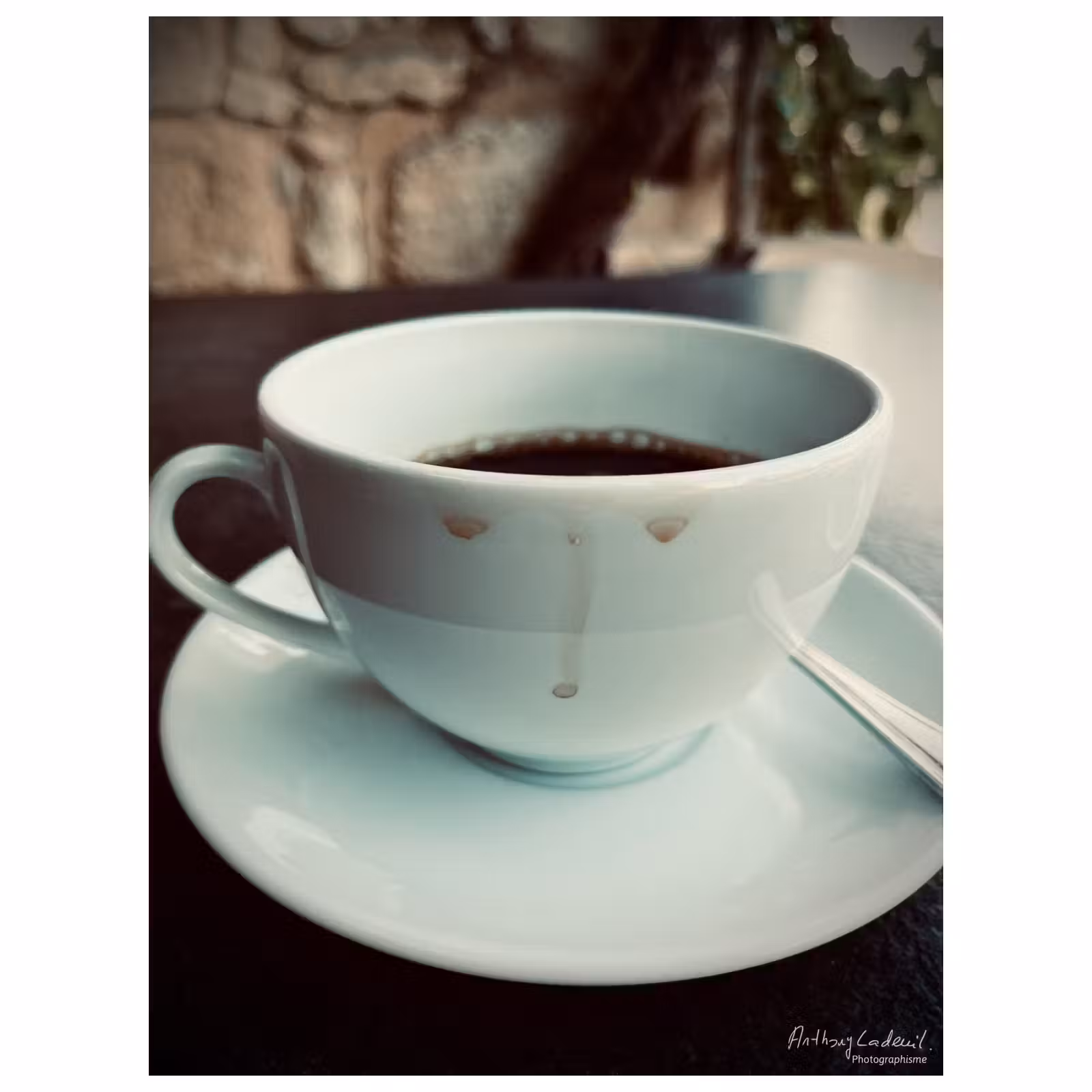 Tasse à café avec des traces suggérant un visage