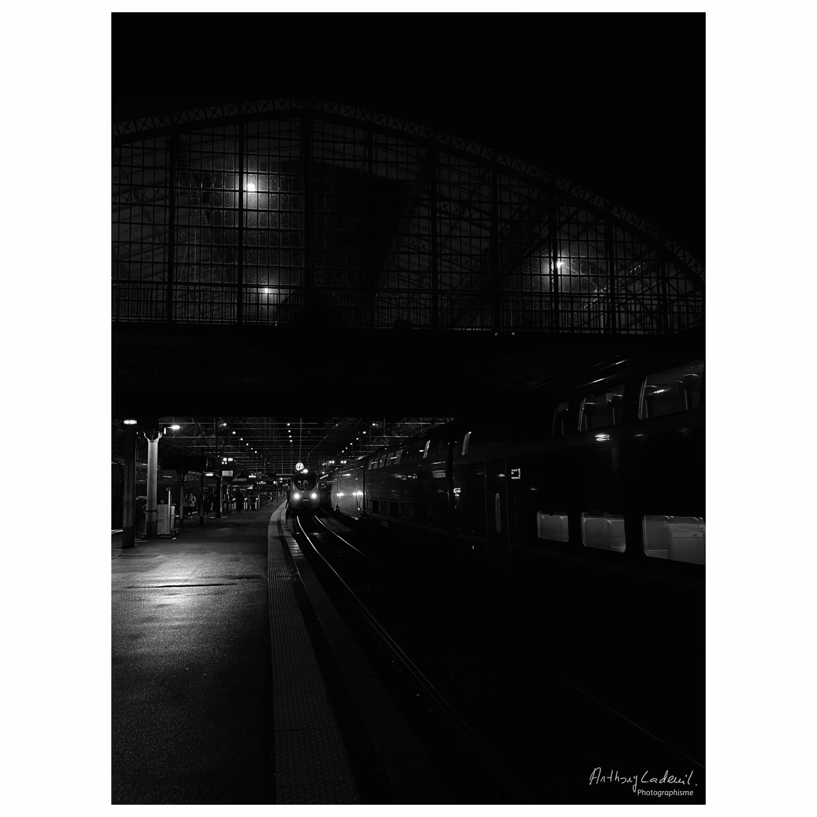 vue nocturne en noir et blanc du quai n° 4 de la gare Saint Jean de Bordeaux