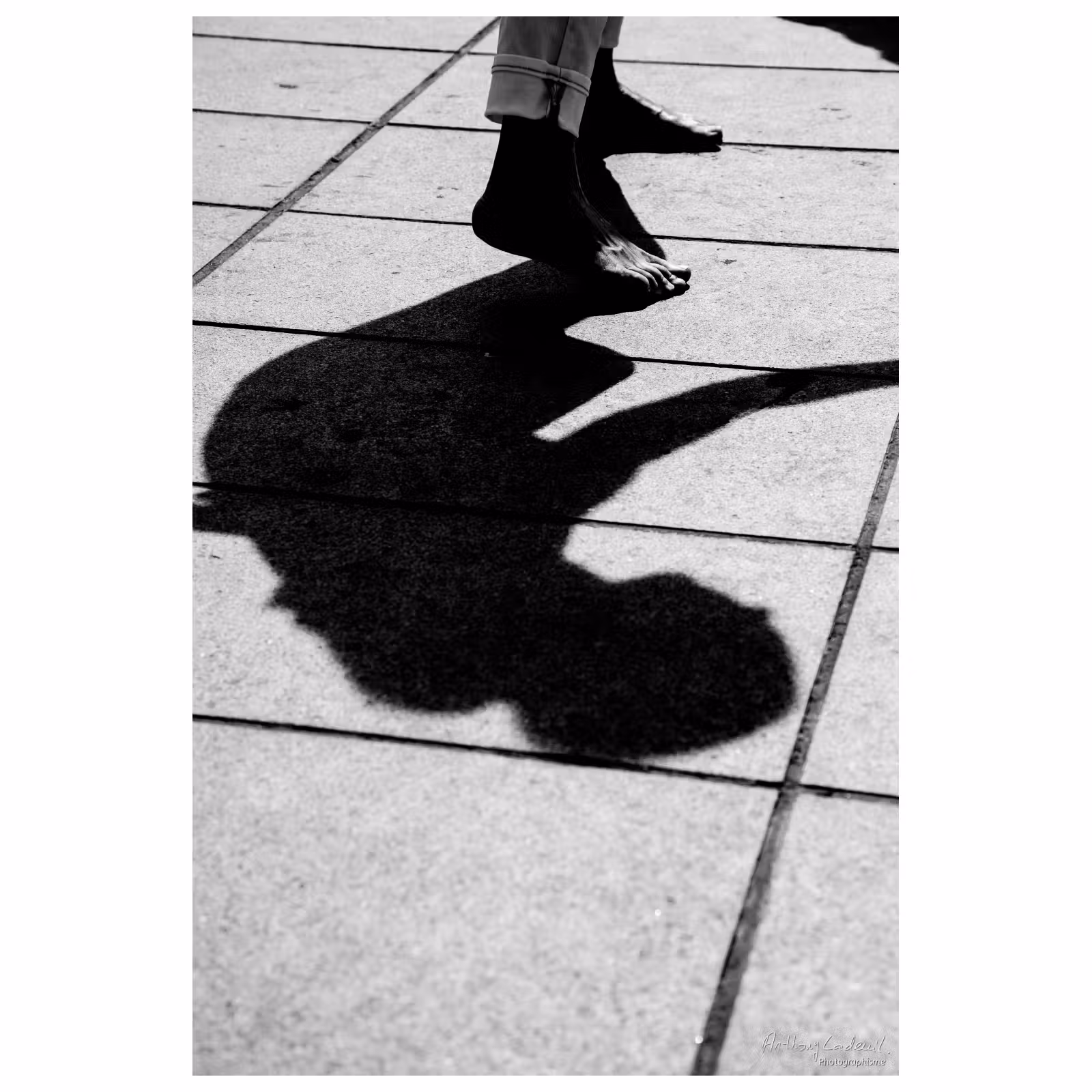 ombre portée sur le sol d'un danseur de rue