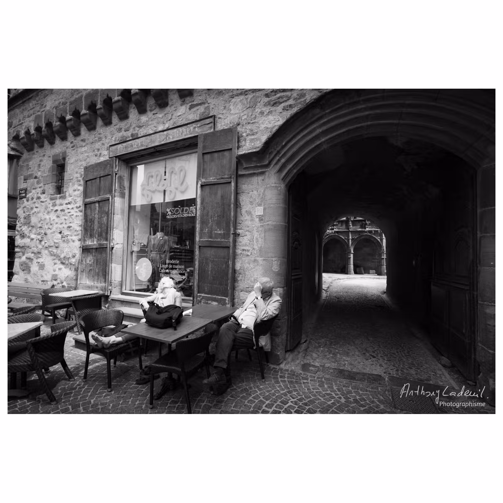 photographie noir et blanc de deux personnes prenant le temps à la terrasse d'un café