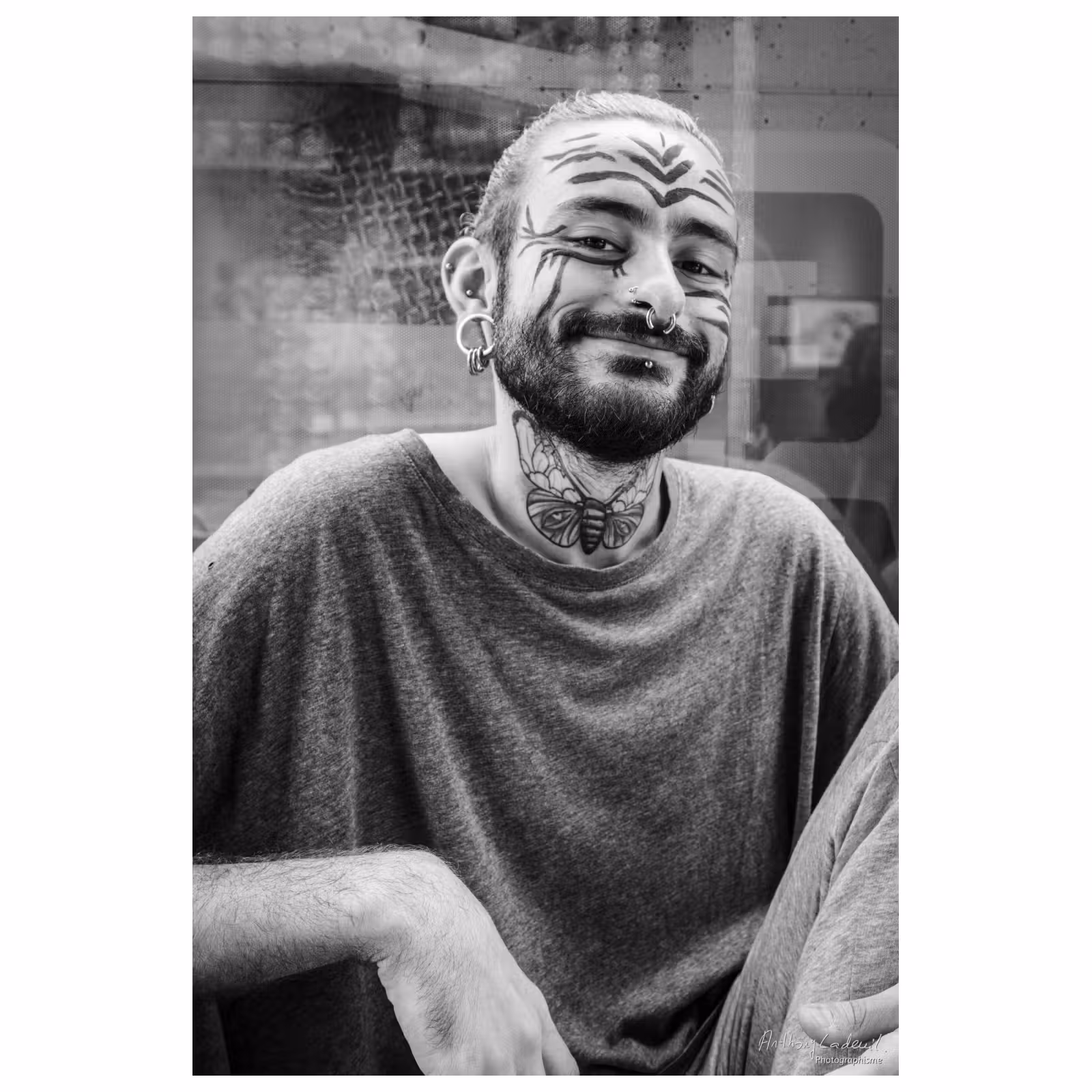 portrait en noir et blanc d'un jeune homme tatoué