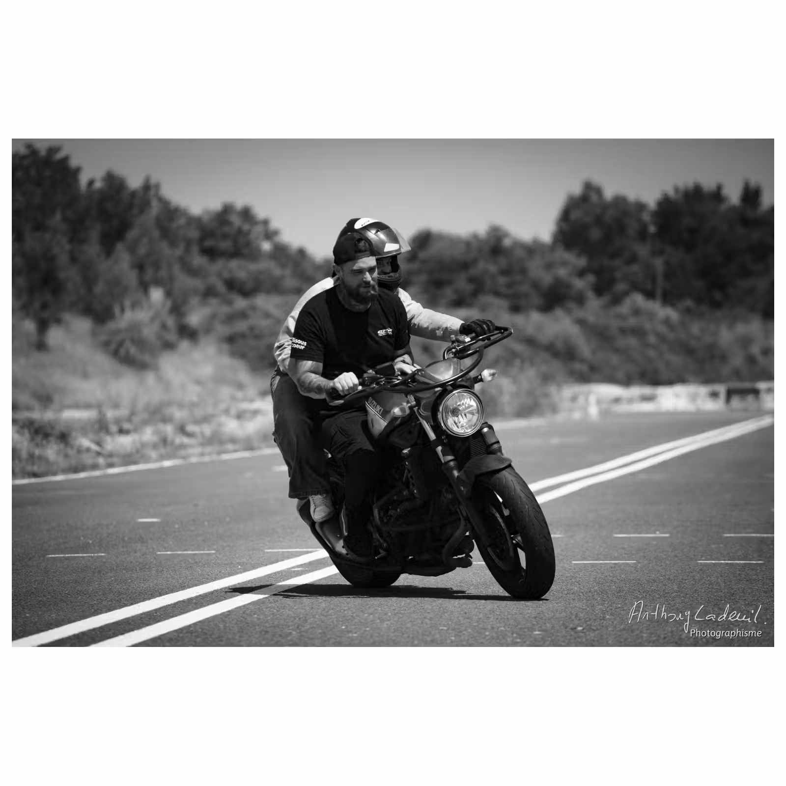 un moniteur de conduite moto expliquant à sa passagère comment slalomer