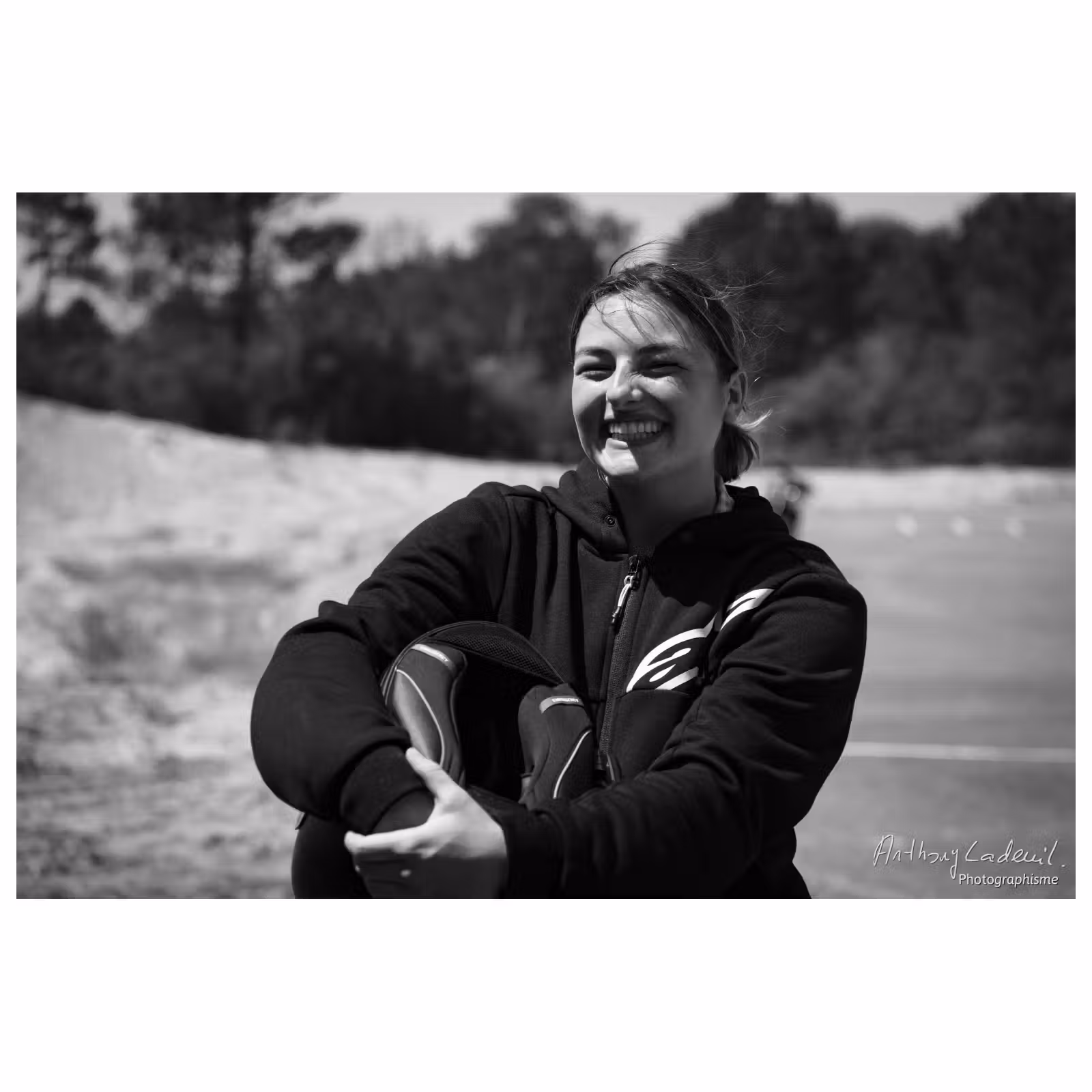 portrait d'une jeune femme souriante en noir et blanc
