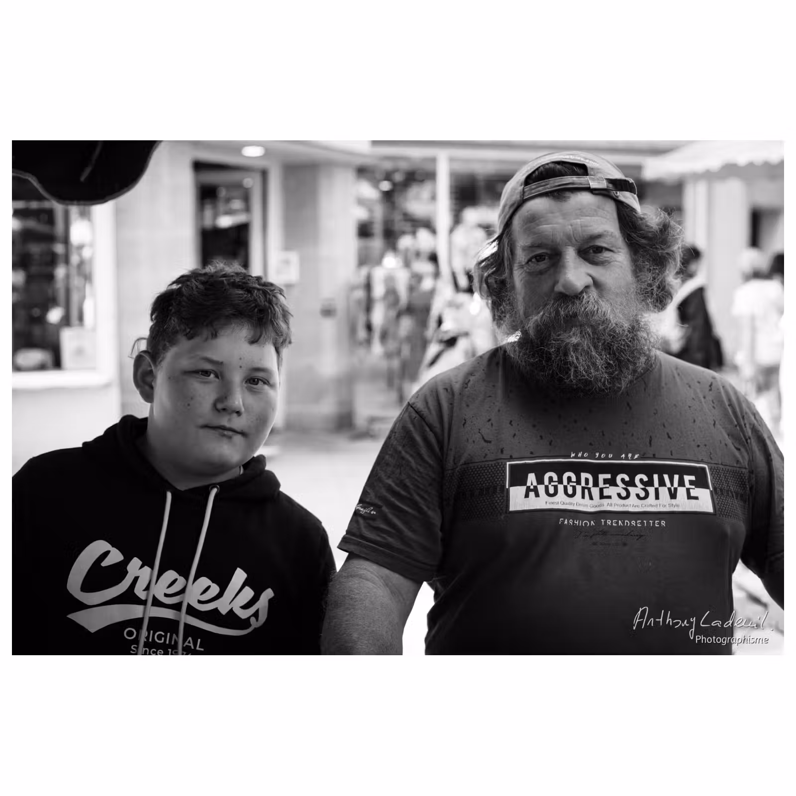 portrait en noir et blanc d'un père et son fils, maraichers sur le marché de Rodez