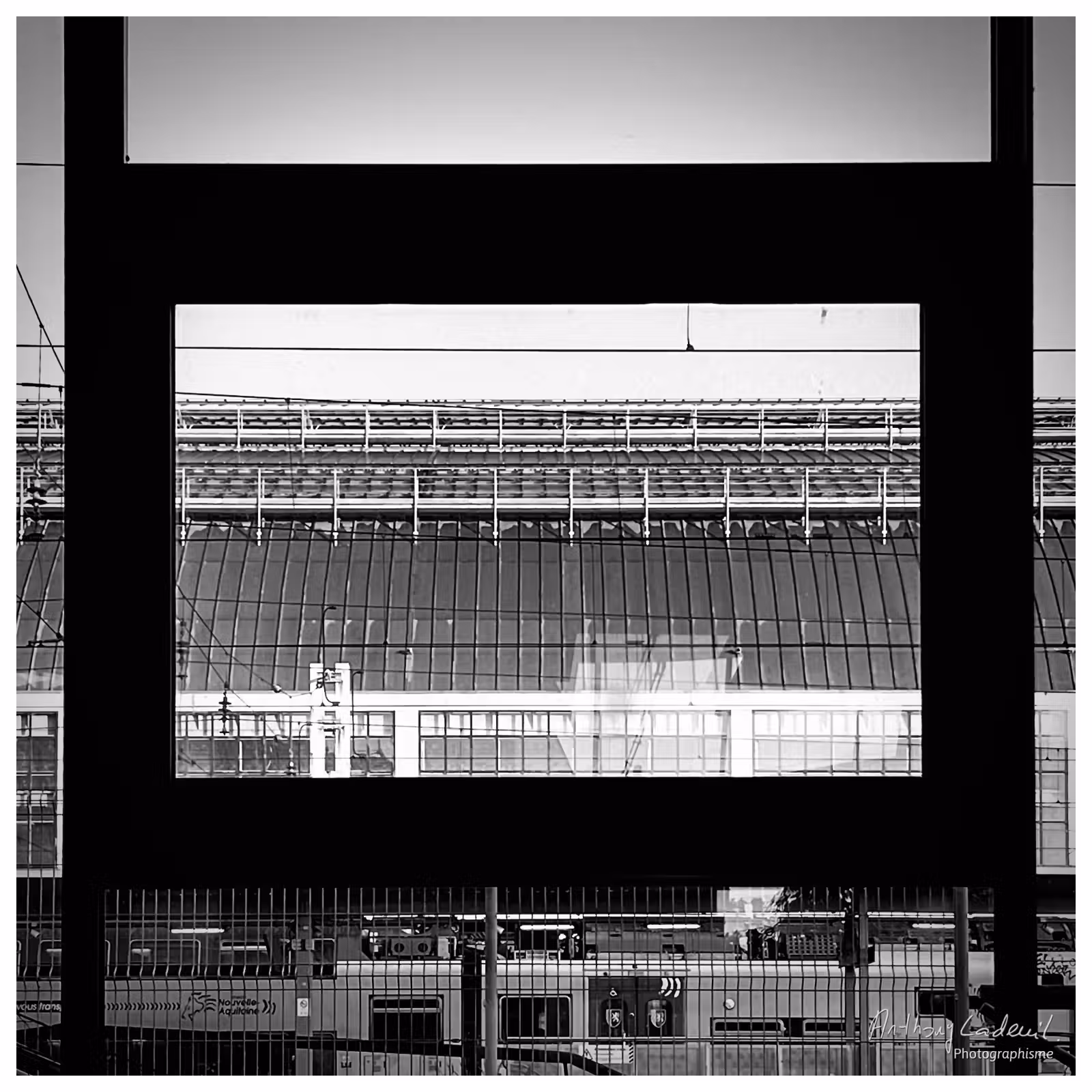 photographie abstraite d'une structure métallique en noir et blanc