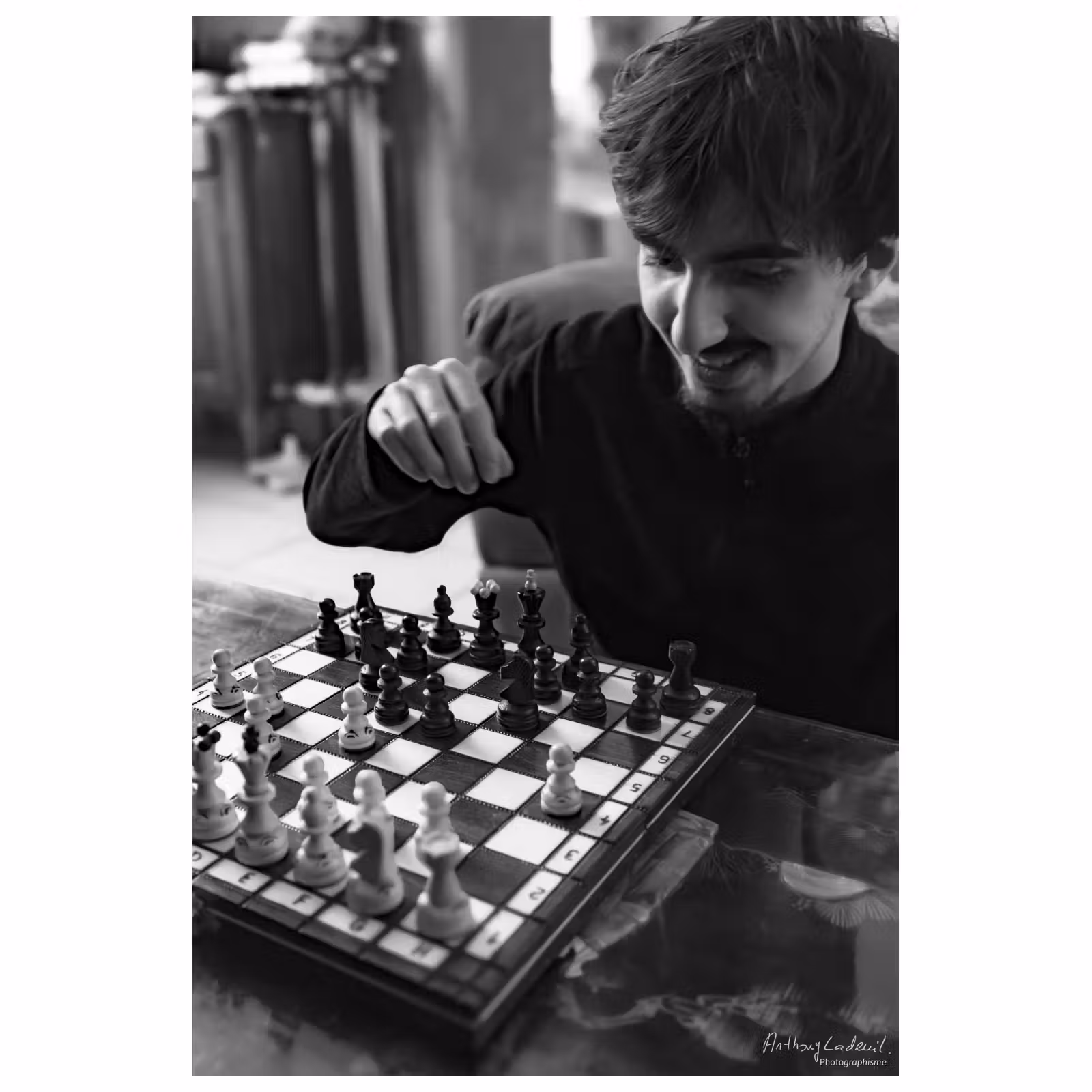 photo noir et blanc d'un jeune homme jouant aux échecs #1