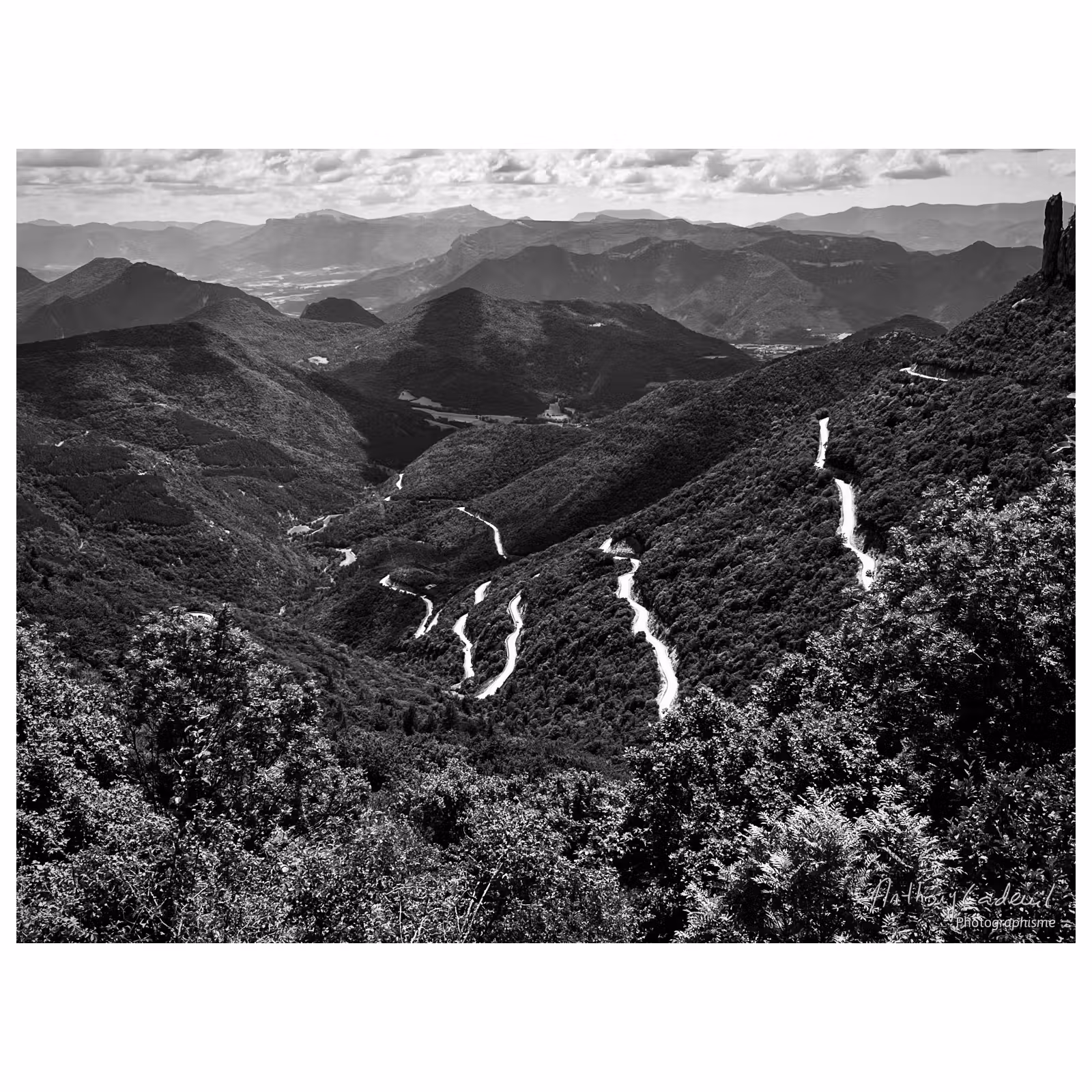 paysage d'Auvergne en noir et blanc. Vue du col de Rousset.