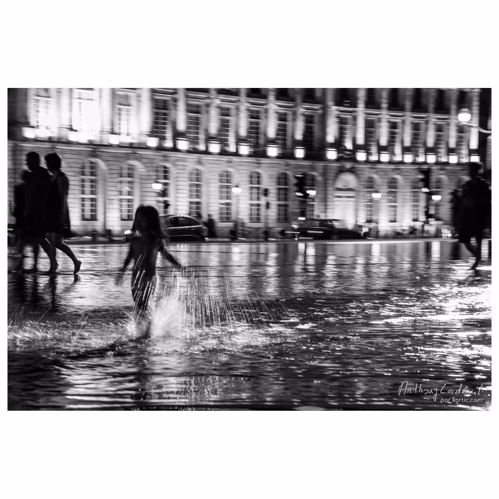 miroir d'eau de Bordeaux de nuit avec un enfant qui joue avec l'eau
