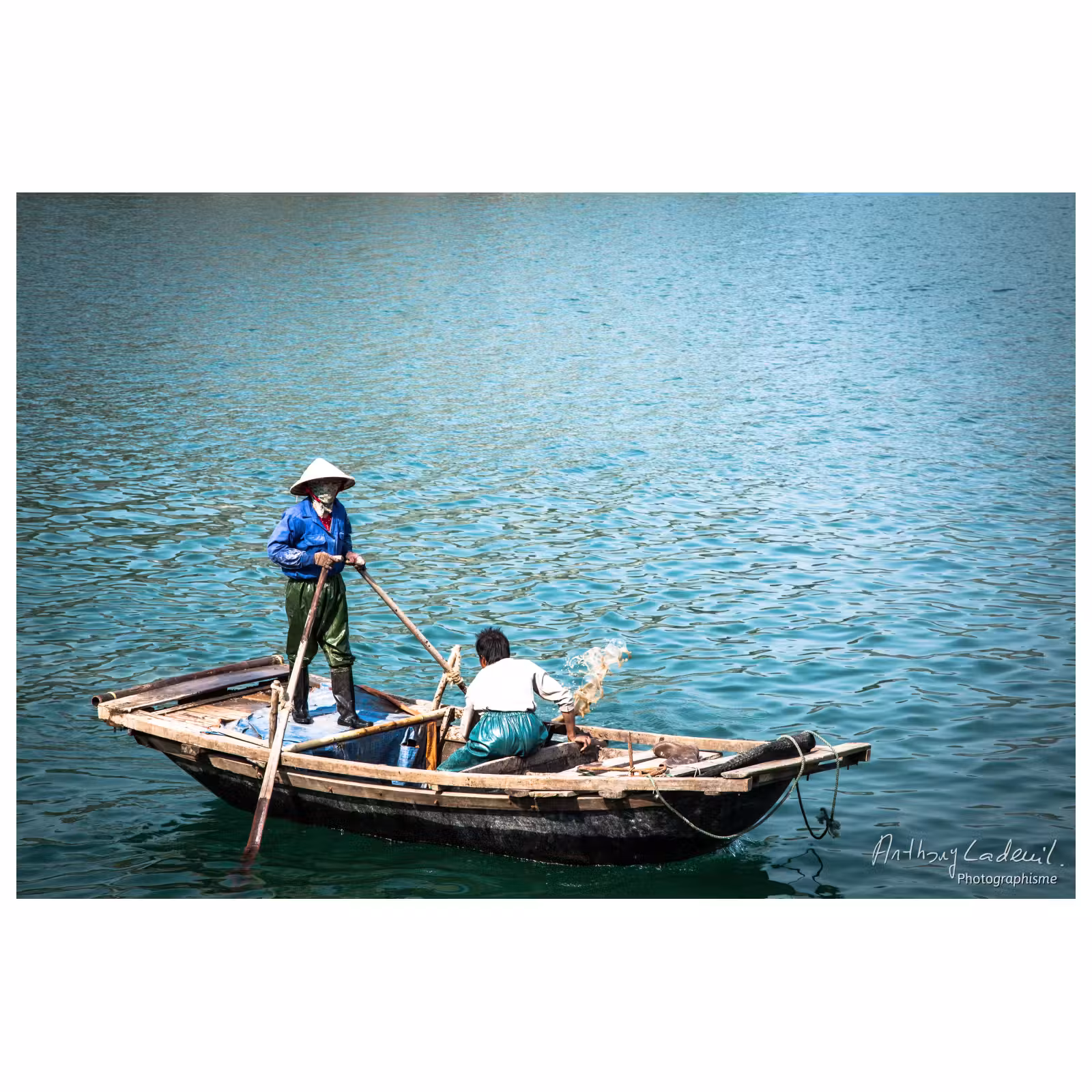 barque de pécheurs à rames sur la Baie de Hạ Long
