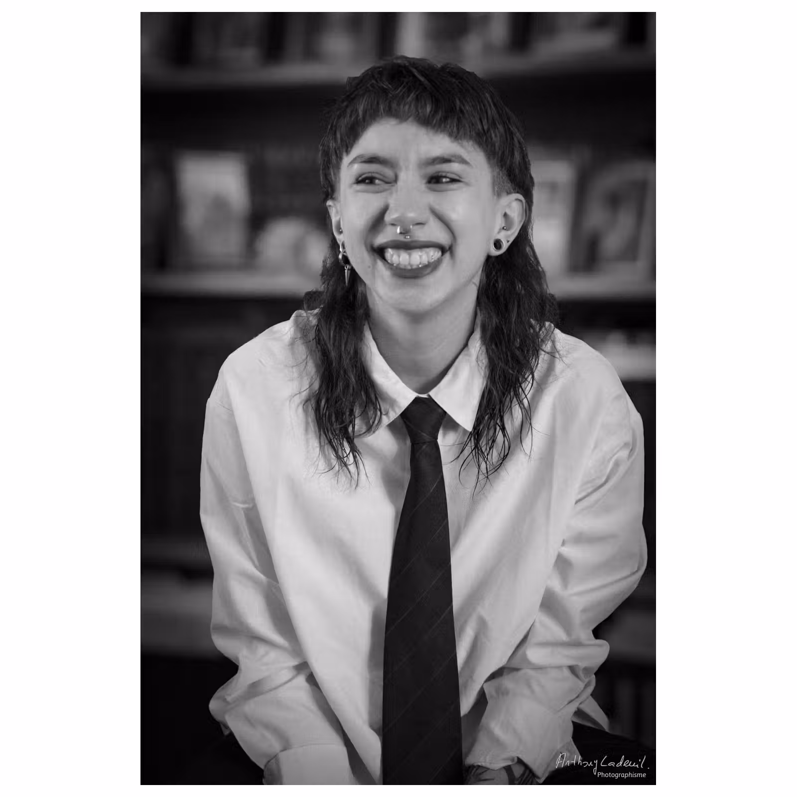 portrait noir et blanc d'une jeune femme en chemise avec une cravate
