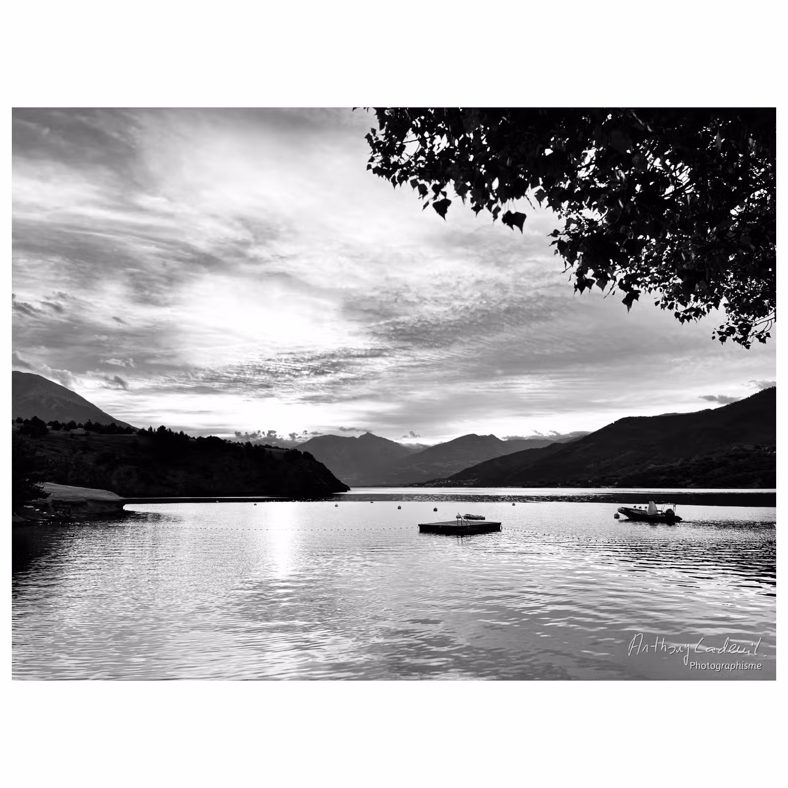 photographie noir et blanc d'un lac de montagne au lever du jour