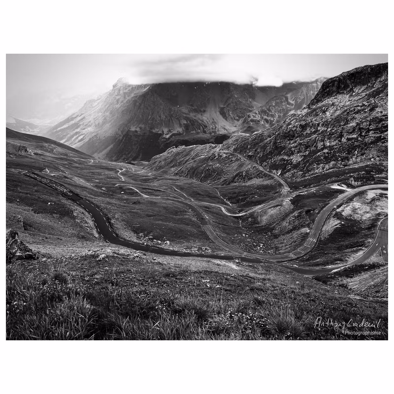 vue plongeante de la descente du col du Galibier côté Savoie