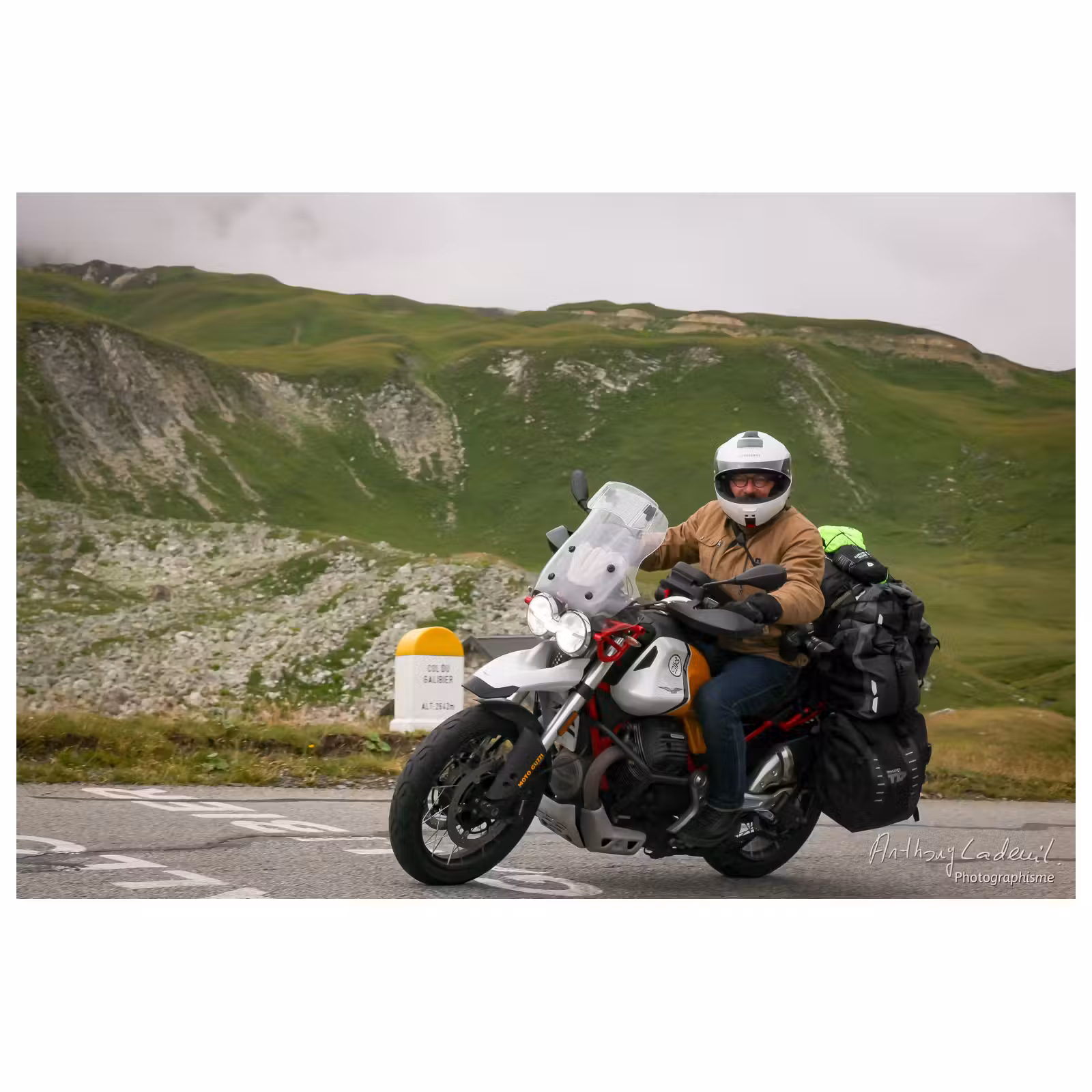 motard en ascension du col du Galibier sur une Moto Guzzi