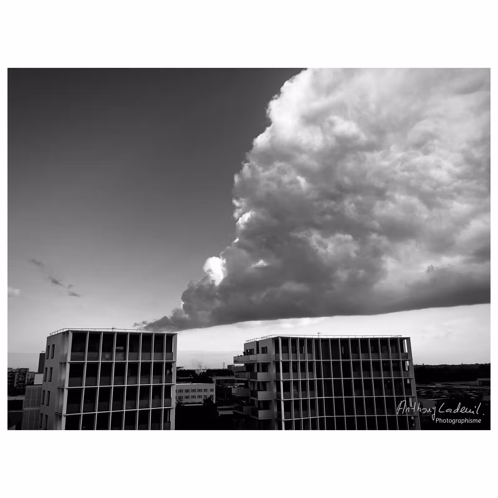 nuage laissant penser à une fumée sortant d'un immeuble