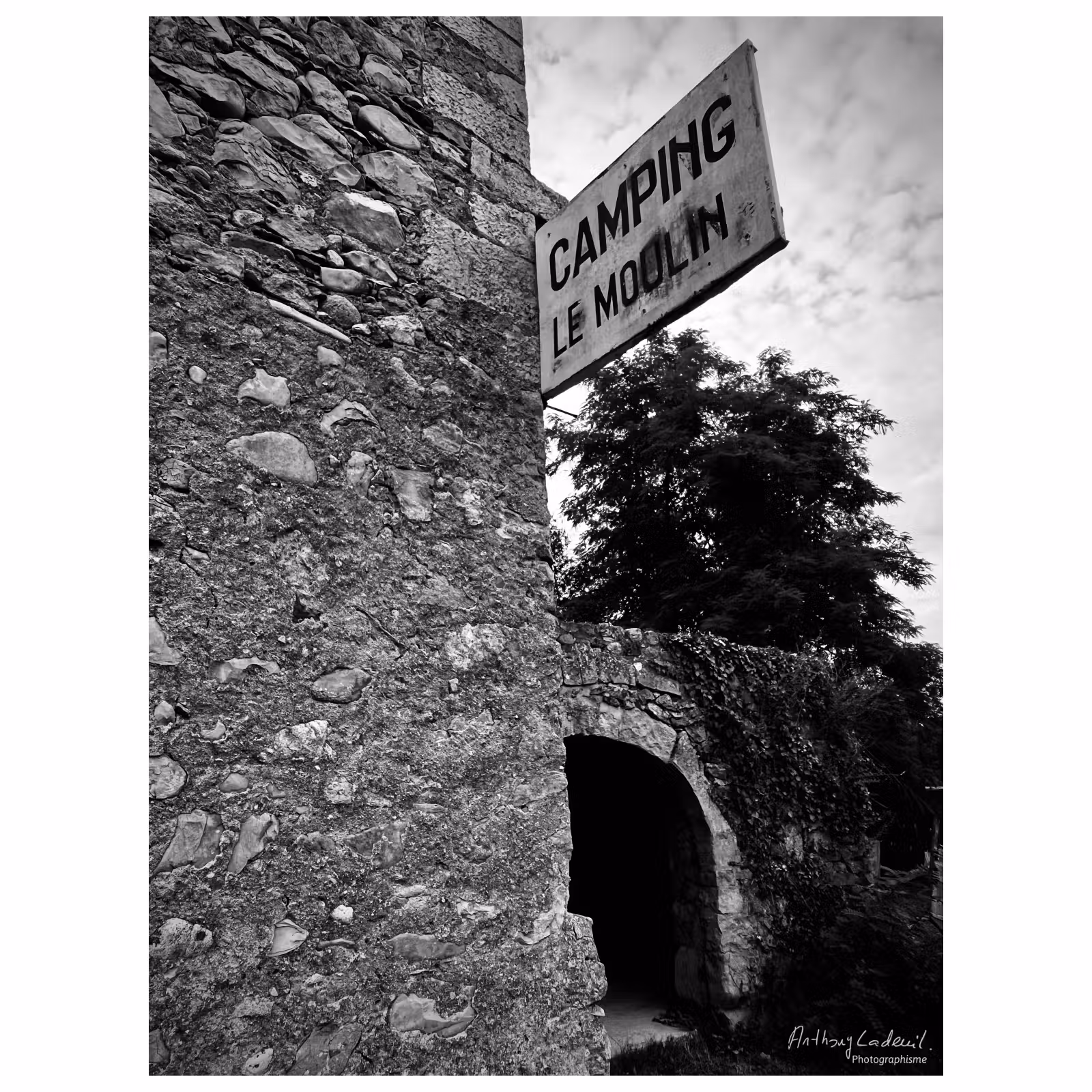 photographie noir et blanc d'un panneau ancien sur un mur